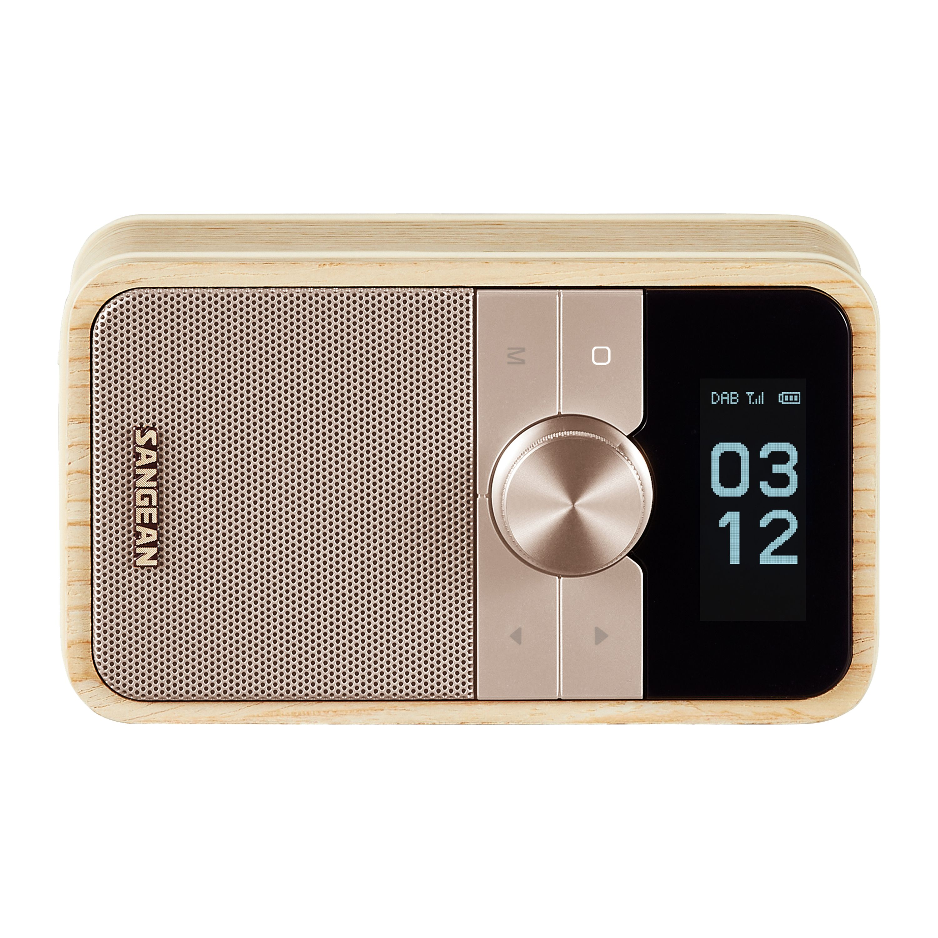 Una radio in legno con altoparlante in metallo. Ha un display che mostra l'ora e pulsanti di controllo. Il marchio è SANGEAN.