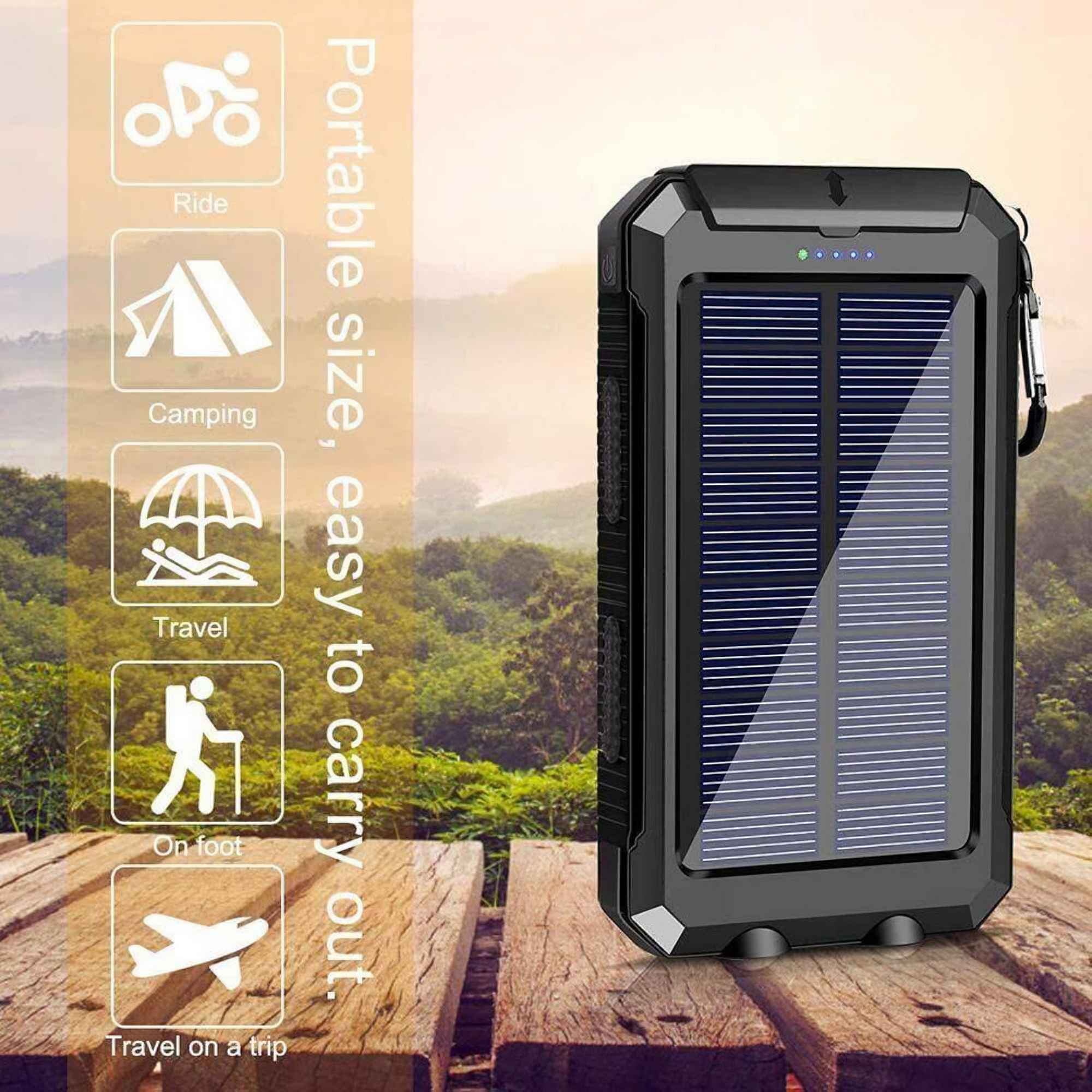 Schwarzes Solarladegerät auf Holzoberfläche, Icons für Reisen und Outdoor-Aktivitäten. Grüner Hintergrund.