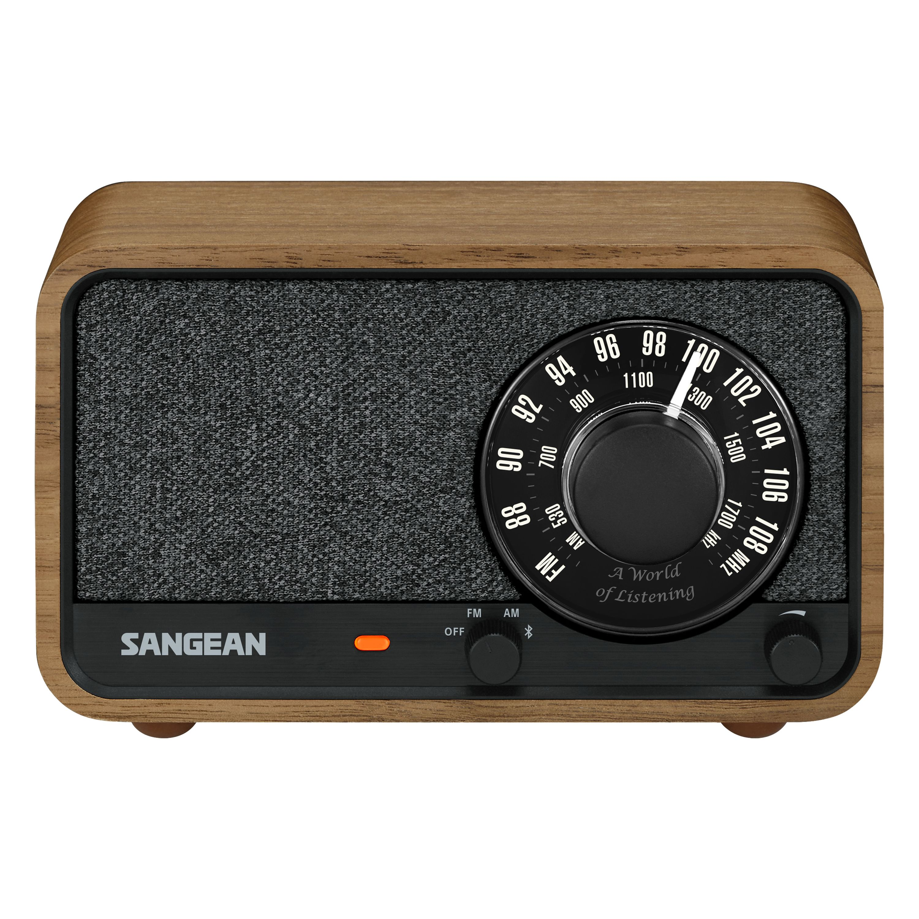 Ein hölzernes Radio mit schwarzem Zifferblatt und Lautsprecher. Die Marke ist SANGEAN. Es hat einen Power-Knopf.