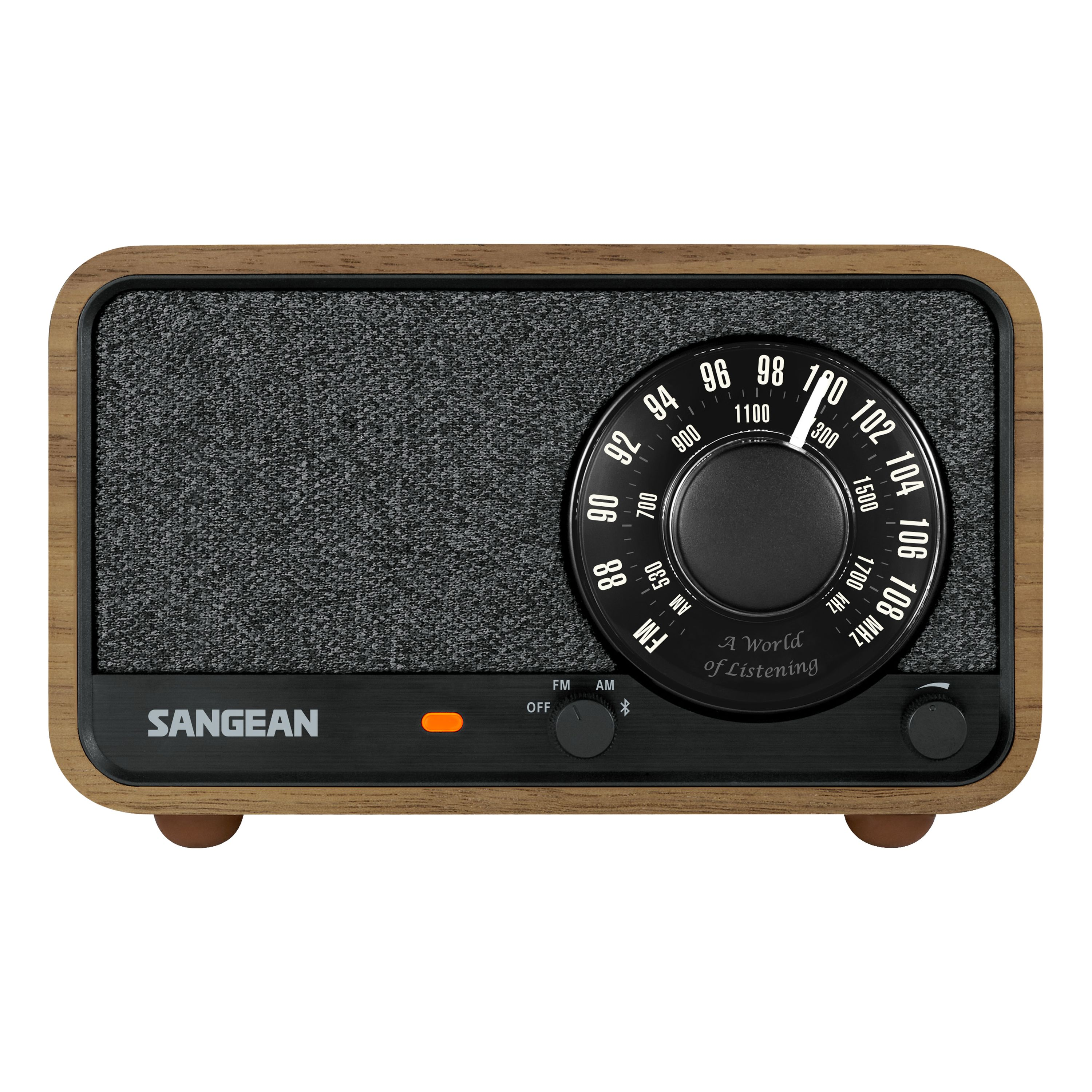 Ein hölzernes Radio mit einem schwarzen Lautsprecher, einem Abstimmrad und dem Markennamen SANGEAN auf der Frontplatte.