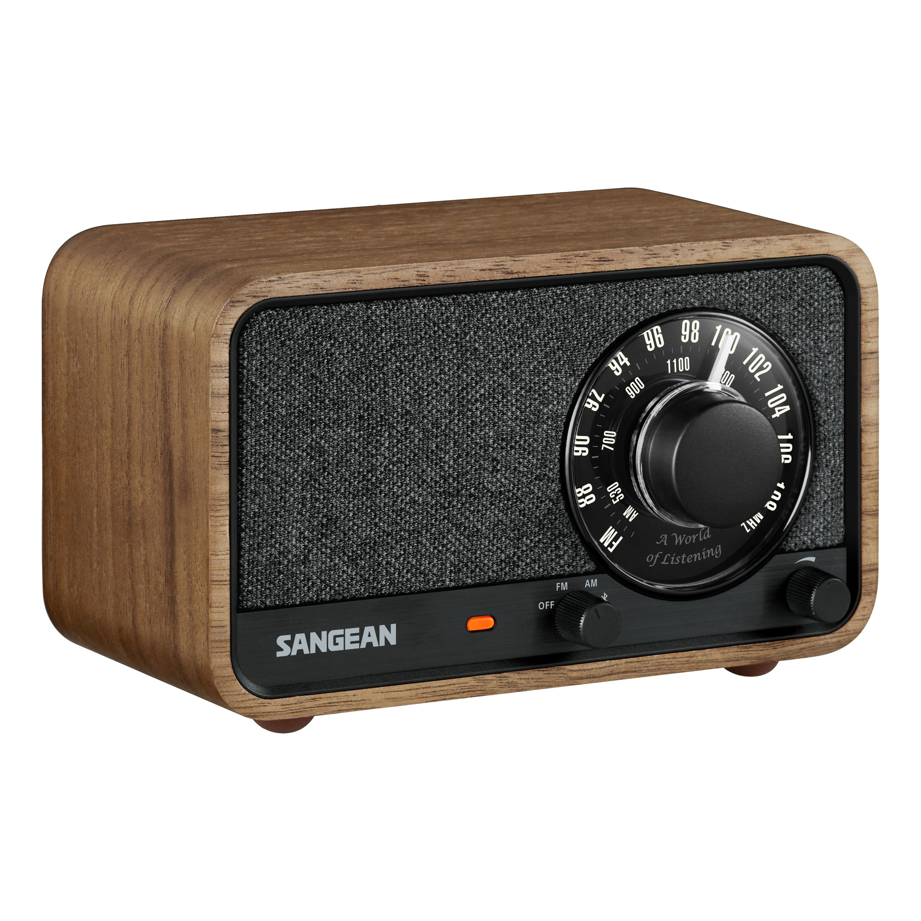 Ein Holzradio mit schwarzer Lautsprecherabdeckung, Zifferblatt und Bedienelementen. Die Marke ist SANGEAN.