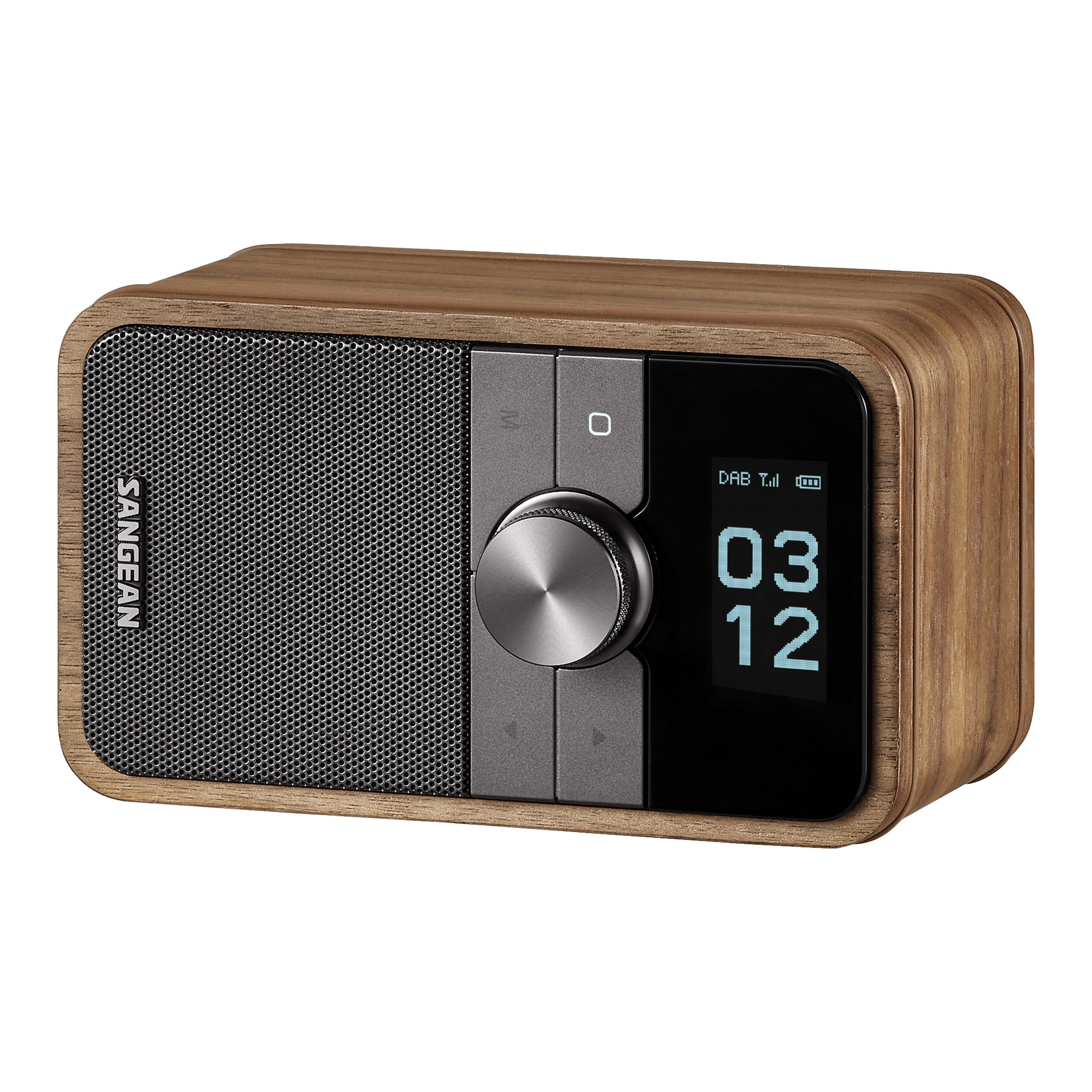 Ein Holzradio mit einem Metalllautsprecher. Es hat eine Anzeige, die die Uhrzeit anzeigt. Die Marke ist Sangean.