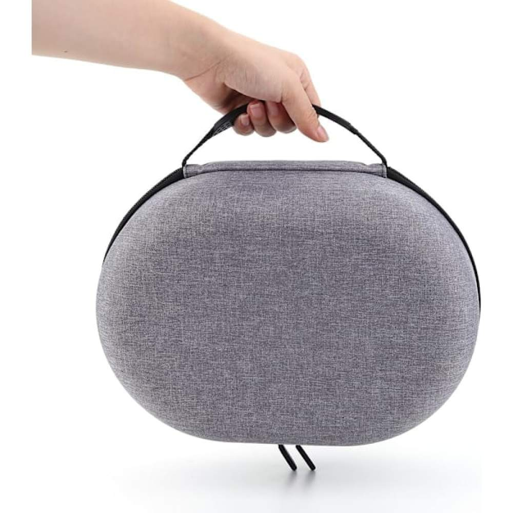 Eine Hand hält eine graue, ovale Tragetasche mit schwarzem Griff. Die Tasche hat einen Reißverschluss und befindet sich vor weißem Hintergrund.