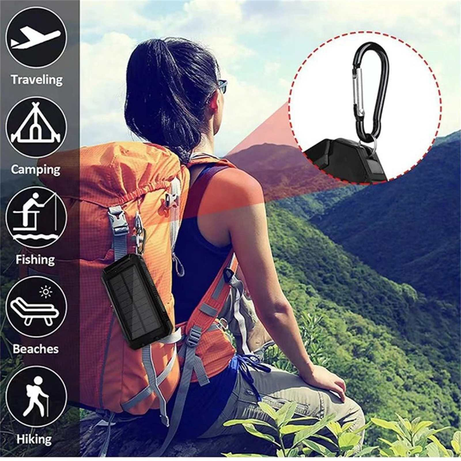 Eine Frau mit Rucksack wandert. Ein Solar-Ladegerät ist befestigt. Der Hintergrund zeigt Berge und einen schwarzen Karabiner.