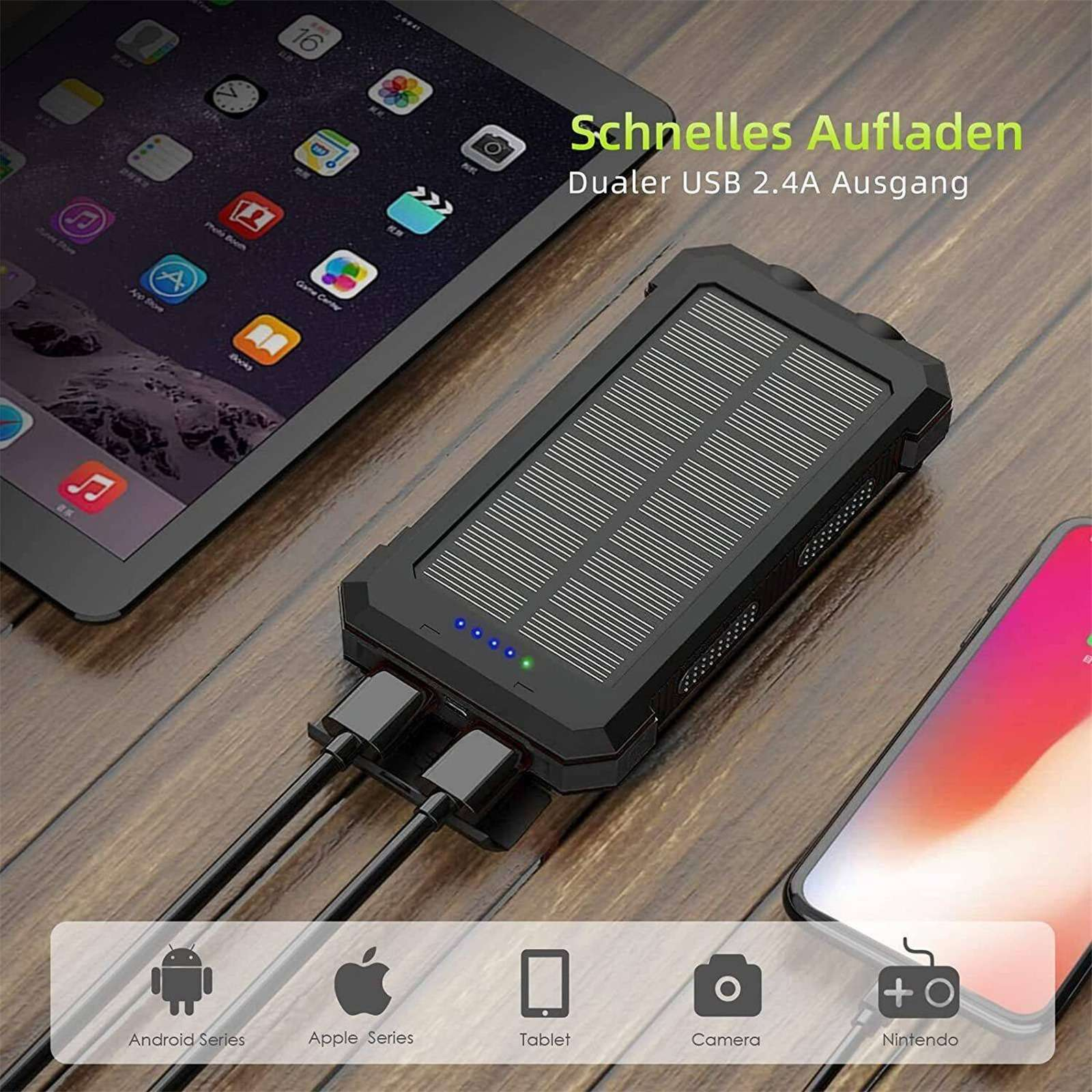 Ein Solar-Ladegerät mit angeschlossenen Kabeln, einem Tablet und einem Telefon. Das Ladegerät hat ein Solarpanel.