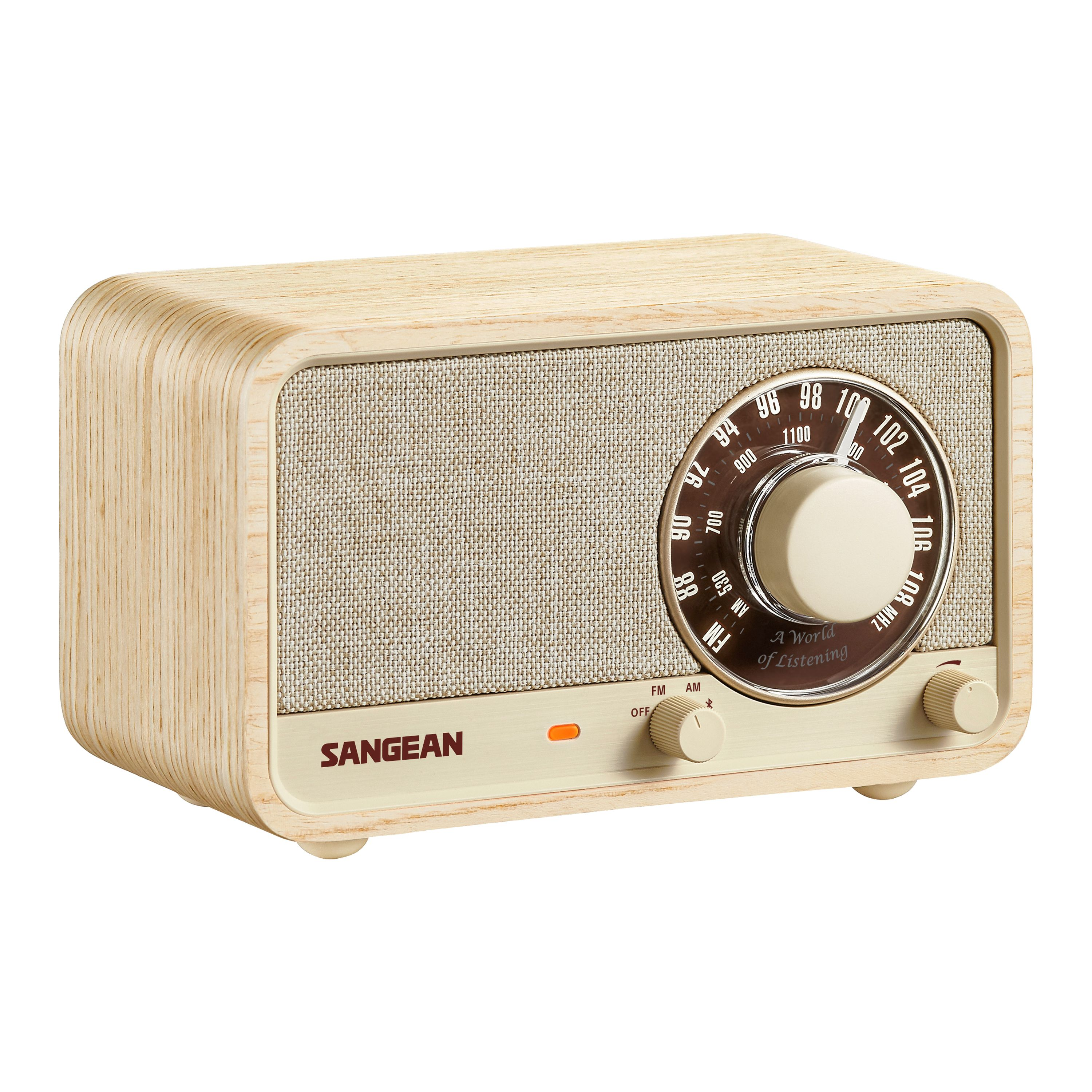 Ein Holzradio mit Zifferblatt, Lautsprecher und Bedienelementen. Die Marke ist Sangean. Das Zifferblatt zeigt Radiofrequenzen.