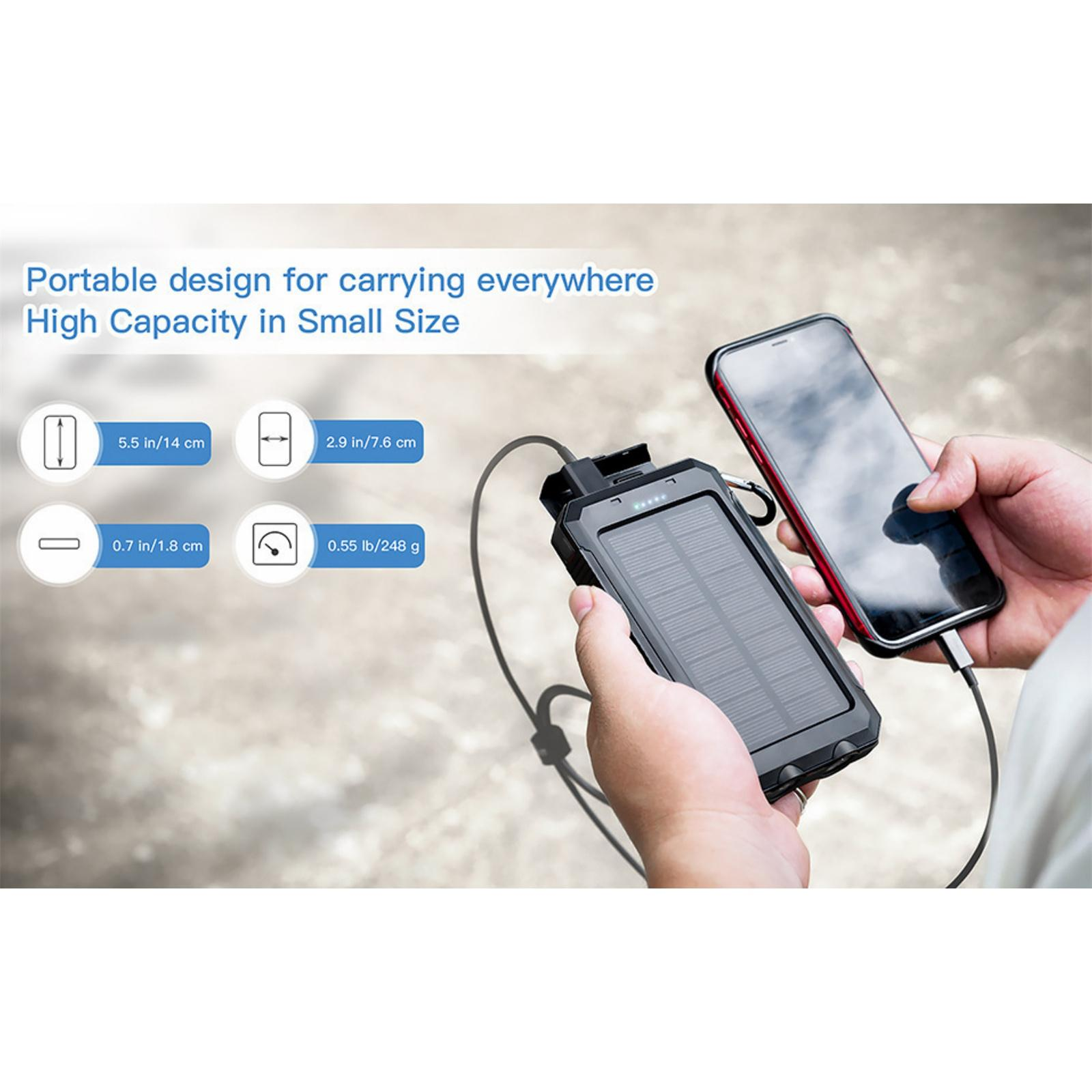 Eine Person hält ein schwarzes Solarladegerät, das ein Smartphone auflädt. Text weist auf tragbares Design und hohe Kapazität hin.