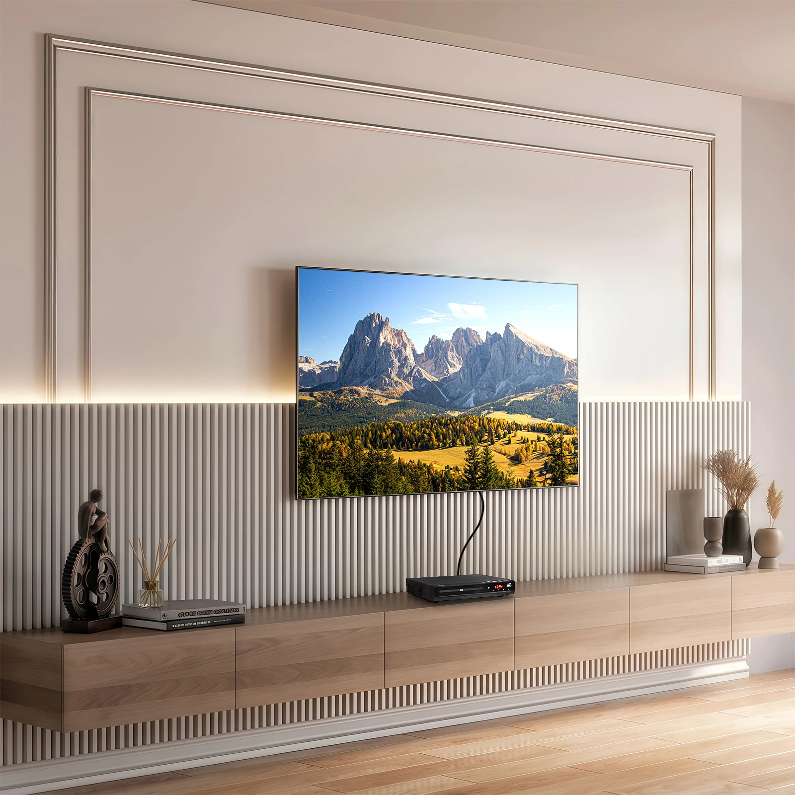 Ein Fernseher zeigt Berge, über einer Holzkonsolen angeordnet. Dekorative Gegenstände befinden sich auf der Konsole, mit einer weißen Wand im Hintergrund.