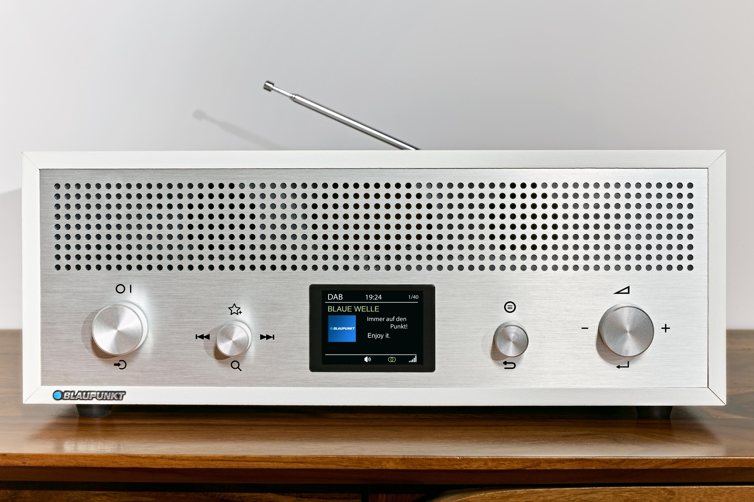 Ein silbernes Blaupunkt-Radio auf einem Holztisch. Es hat einen kleinen Bildschirm und Bedienknöpfe.