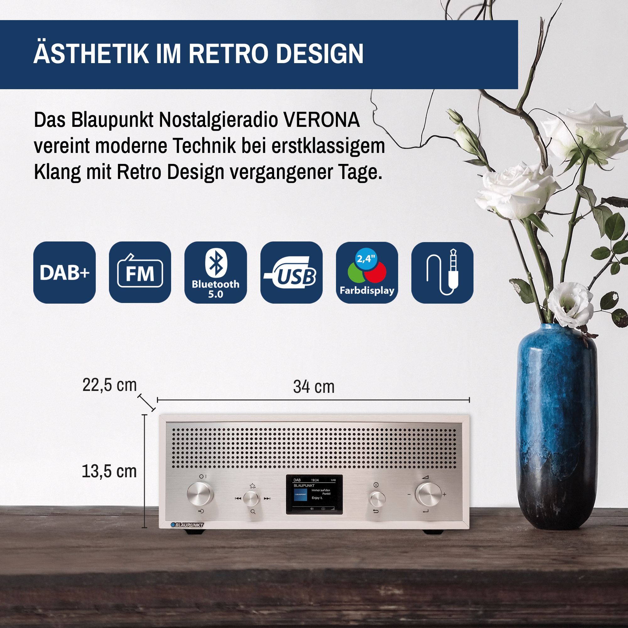 Retro-Radio mit Display neben einer Vase mit Blumen. Abmessungen sind beschriftet. Text lautet 'ÄSTHETIK IM RETRO DESIGN'.