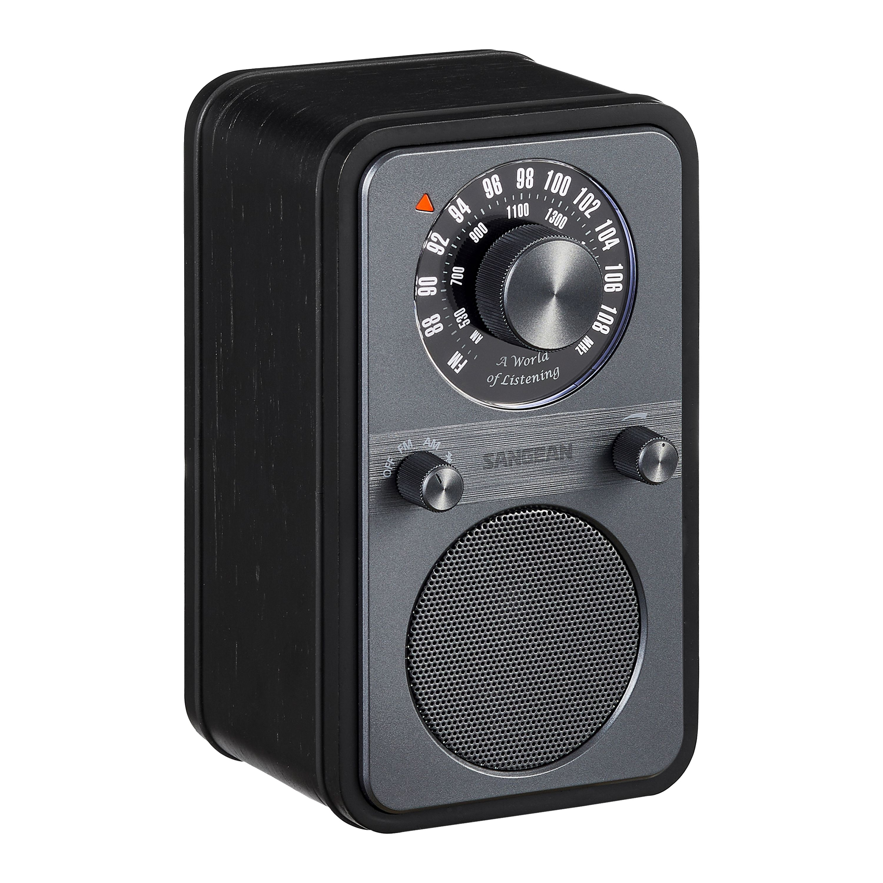 Schwarzes und graues Radio. Es hat ein Einstellrad, einen Lautsprecher und Knöpfe. Das Zifferblatt zeigt 'A World of Listening'.