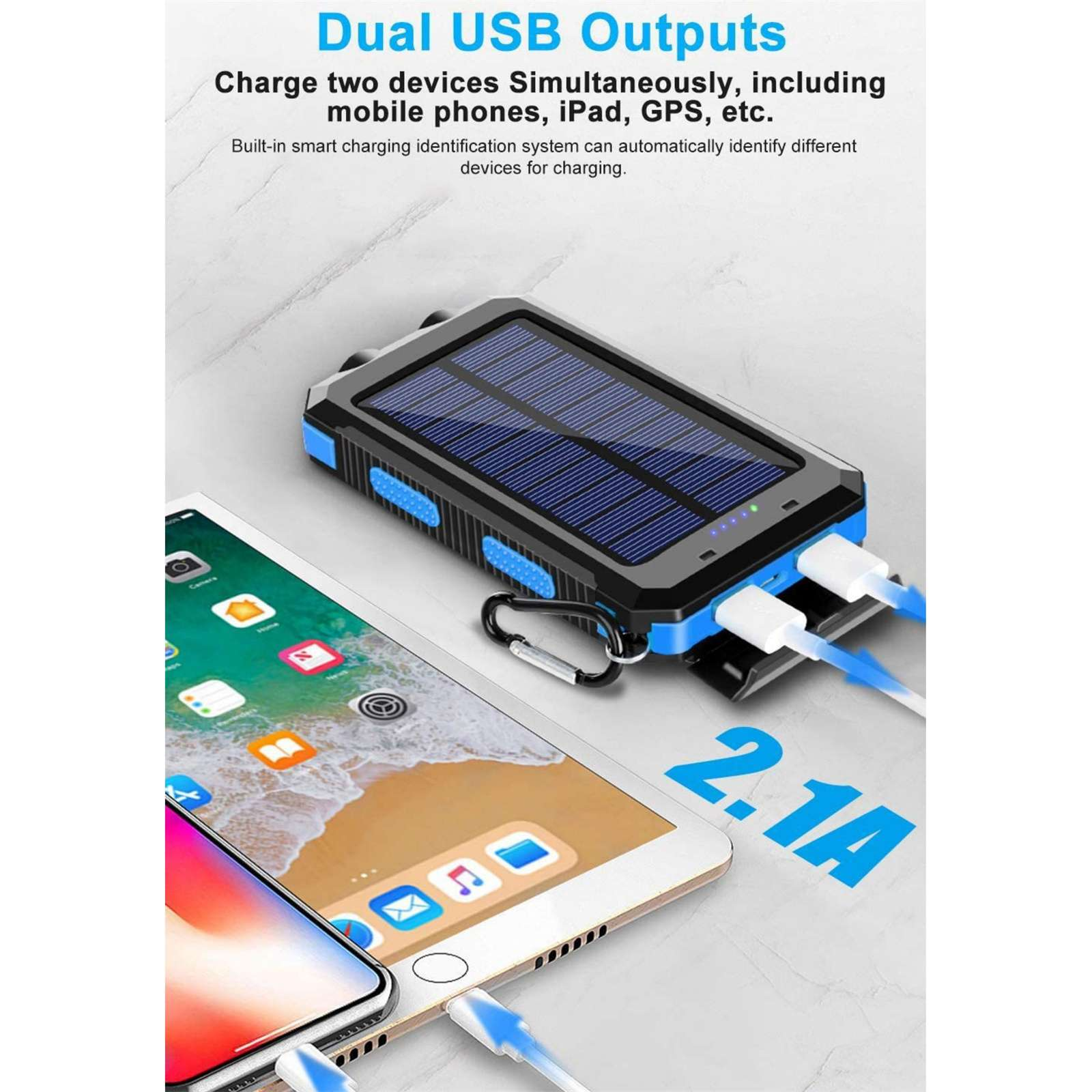 Solar Ladegerät mit zwei USB-Anschlüssen, das ein Tablet und ein Telefon auflädt. Blaue Akzente und weiße Kabel.