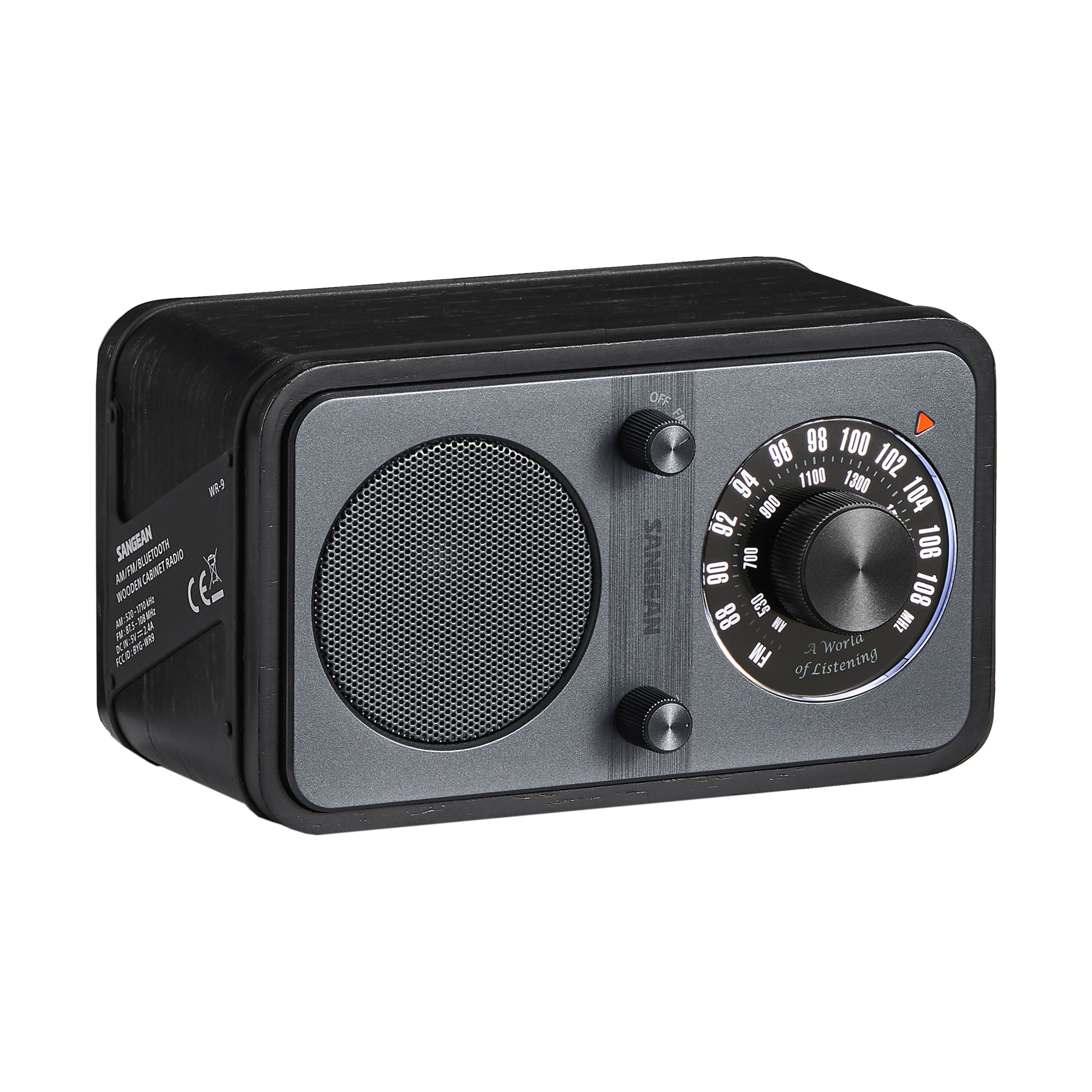 Ein schwarzes Holzradio mit Lautsprecher, Tuner und Knöpfen auf weißem Hintergrund.