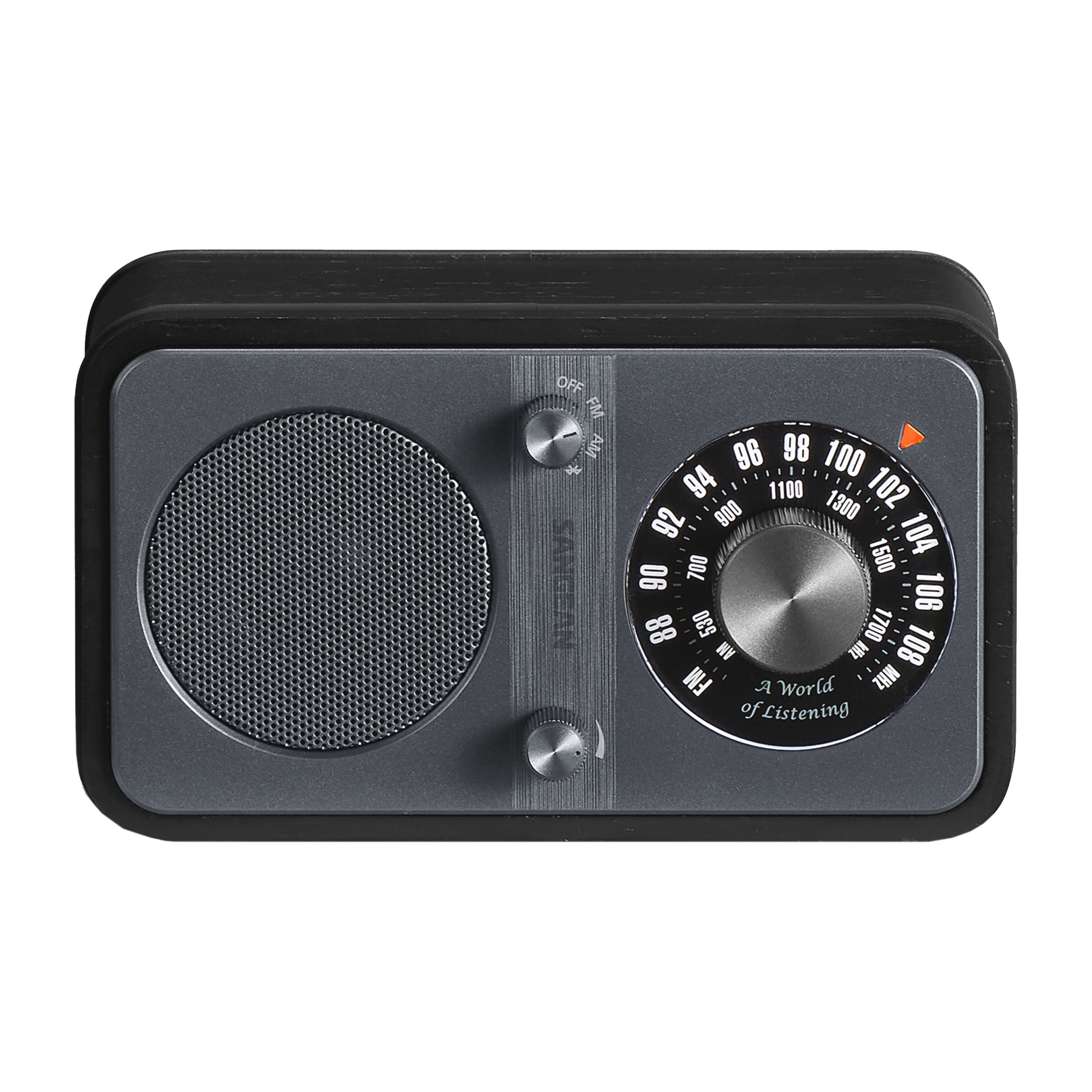 Ein graues Radio mit Lautsprecher, Skala und Knöpfen. Das Zifferblatt hat Zahlen und eine orangefarbene Anzeige.