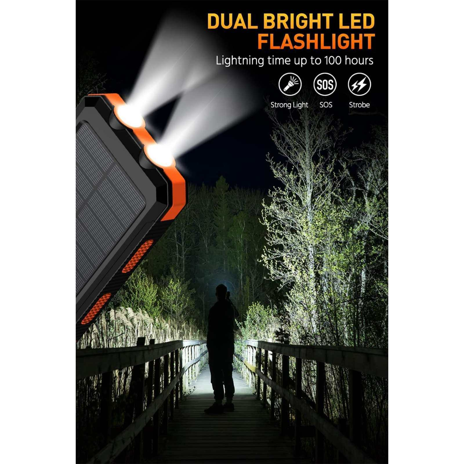 Eine Taschenlampe beleuchtet eine dunkle Brücke in einem Wald. Eine Person geht darauf.