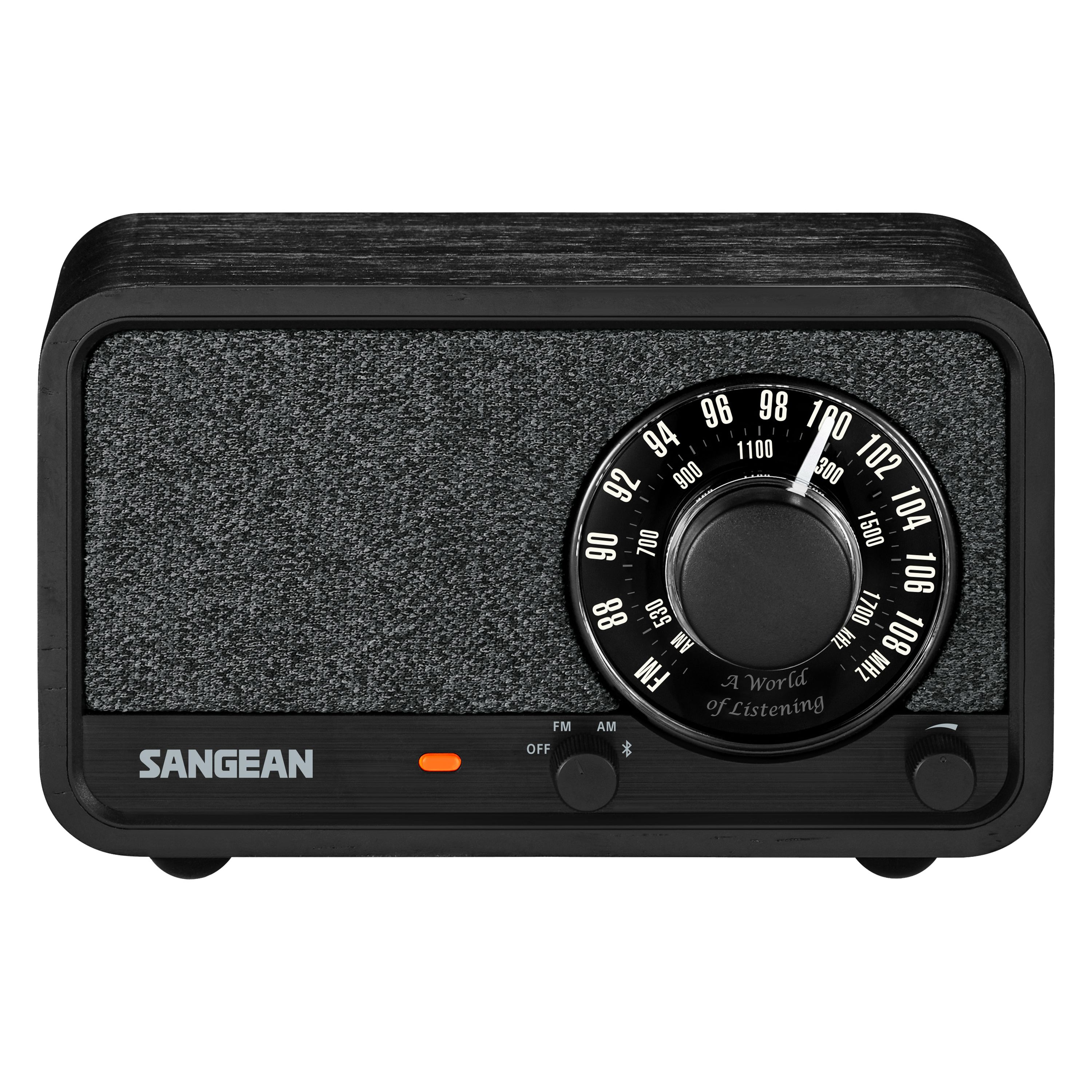 Ein schwarzes Sangean-Radio mit einem grauen Lautsprecher. Es hat einen Abstimmknopf und Steuerungsknöpfe. Das Radio steht auf einer weißen Oberfläche.
