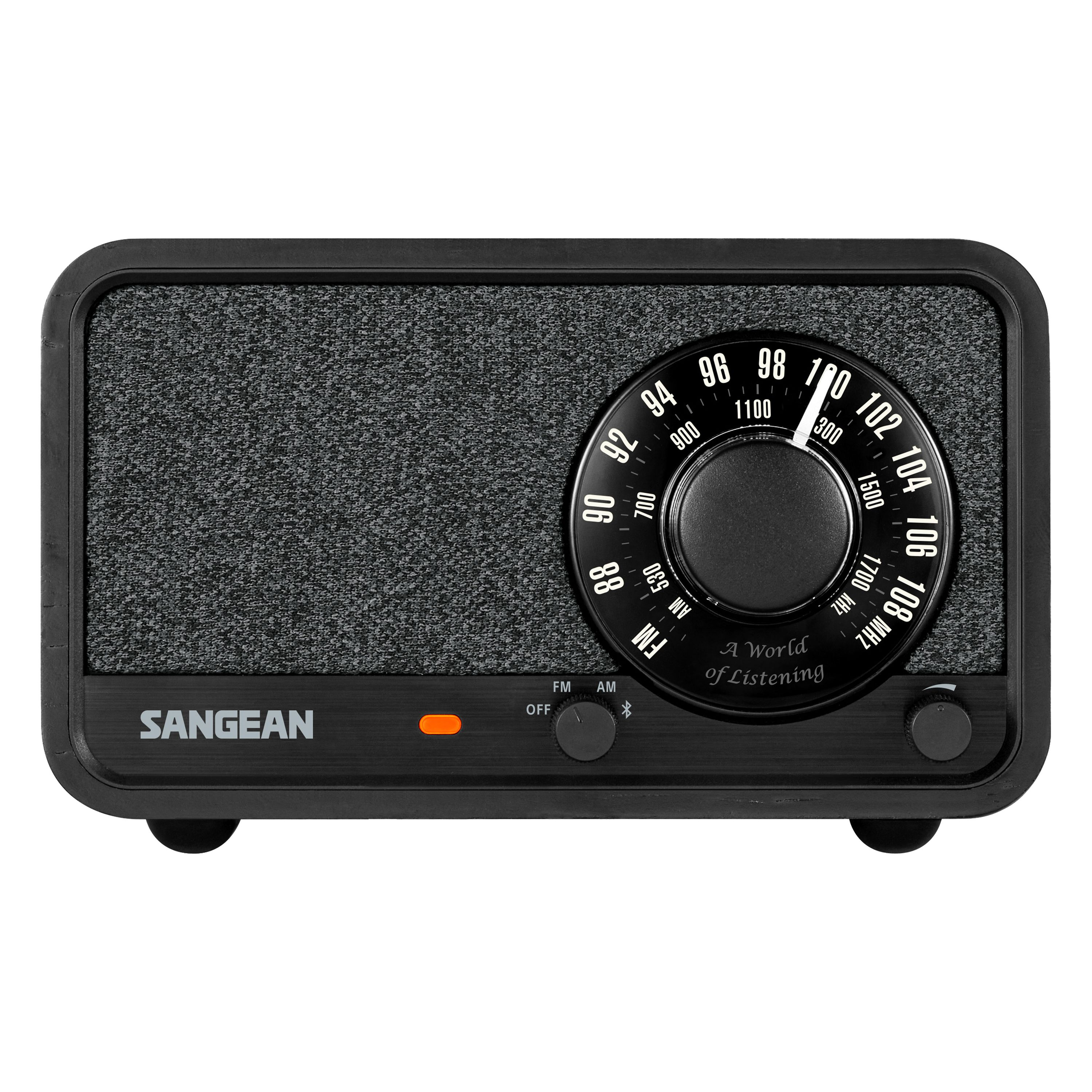 Ein schwarzes Sangean-Radio mit grauem Lautsprecherbezug, Drehknopf, Lautstärkeregler und einer orangefarbenen Kontrollleuchte.
