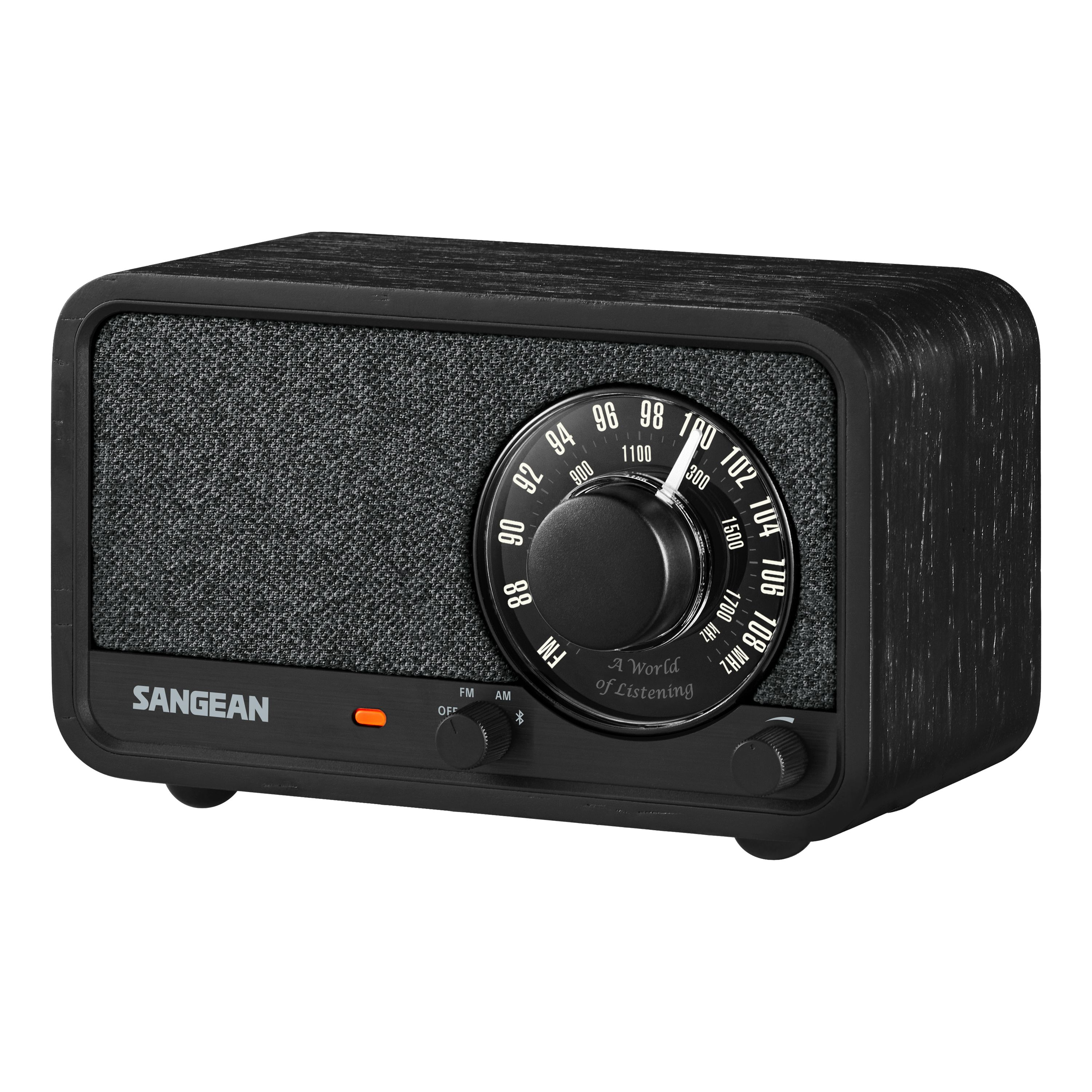 Ein schwarzes und silbernes Sangean-Radio. Es hat ein Zifferblatt, einen Lautsprecher und Bedienelemente. Das Radio steht auf einer weißen Oberfläche.