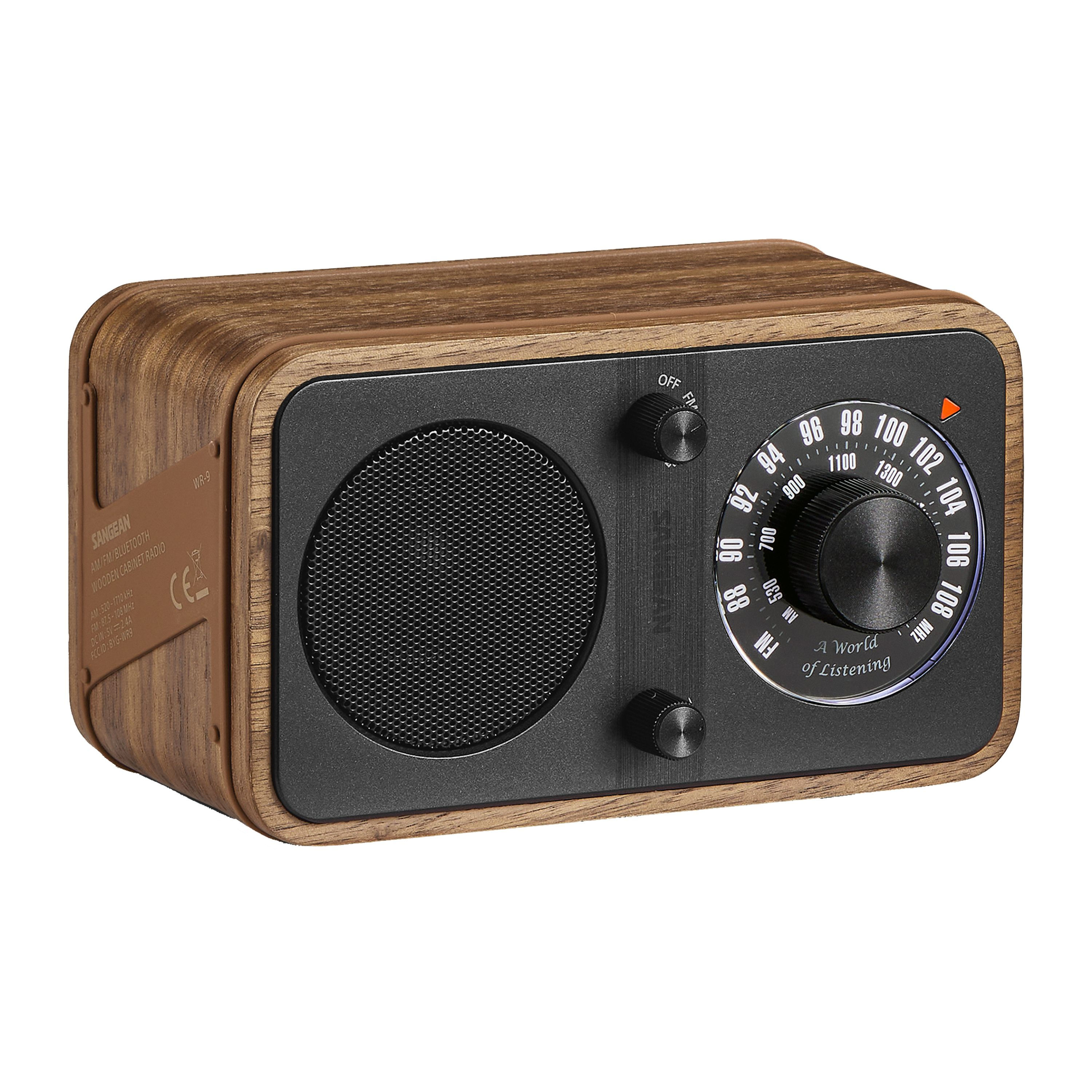 Ein hölzernes Radio mit schwarzer Front, Lautsprecher und Abstimmrad. Es hat eine Holzmaserung.