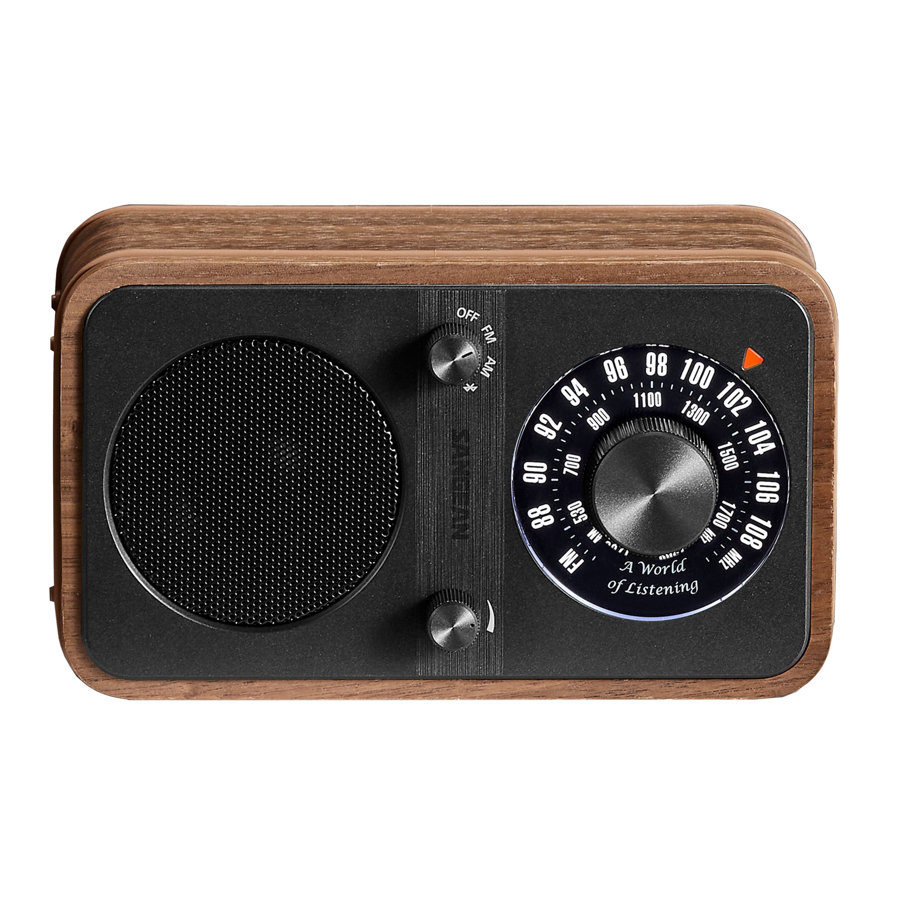 Ein Holzradio mit schwarzer Frontplatte, Lautsprecher und Skala. Knöpfe für Lautstärke und Abstimmung sind sichtbar.