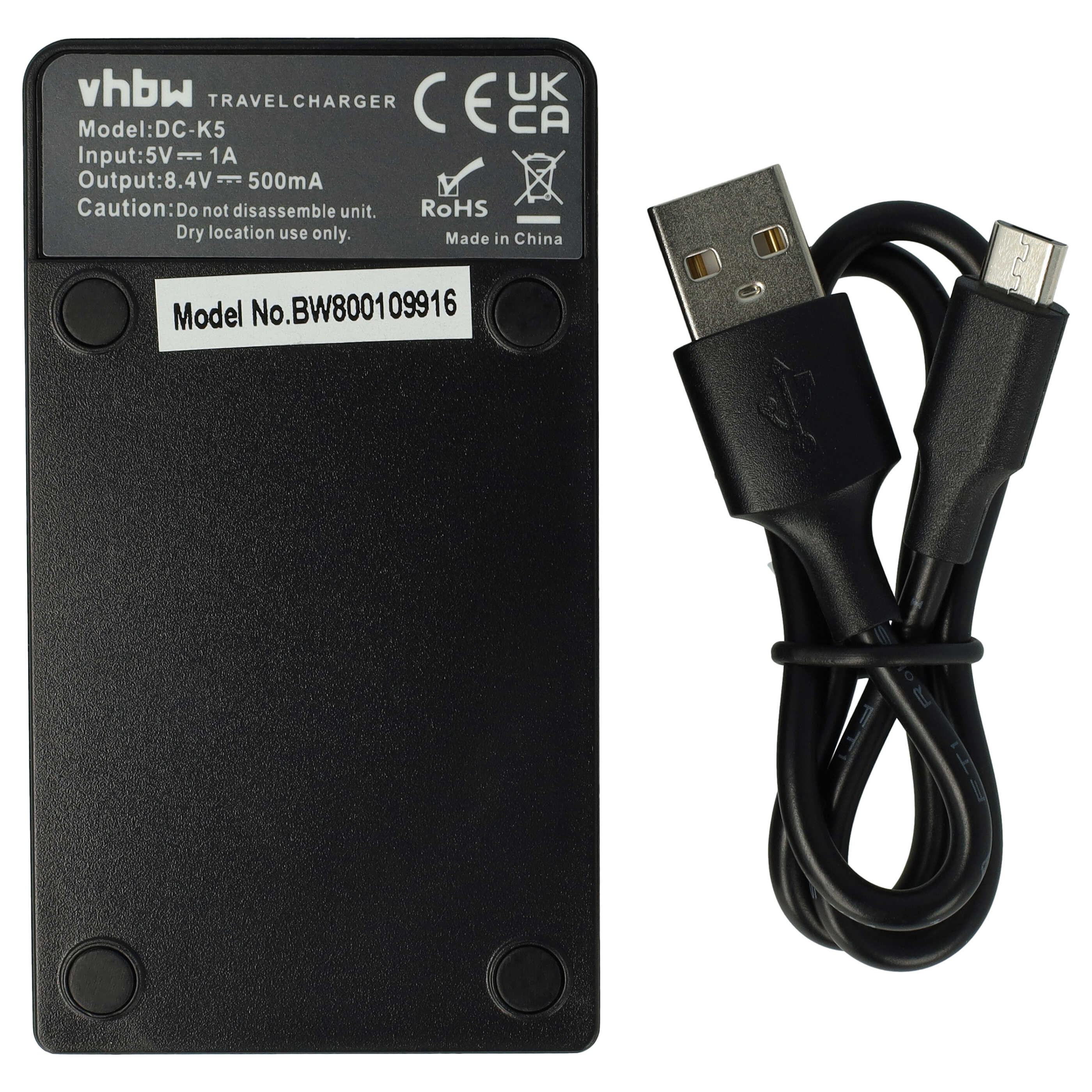 Ein schwarzes Reise Ladegerät mit USB-Kabel. Ladegerät hat Text und Modellnummer. Kabel ist schwarz.