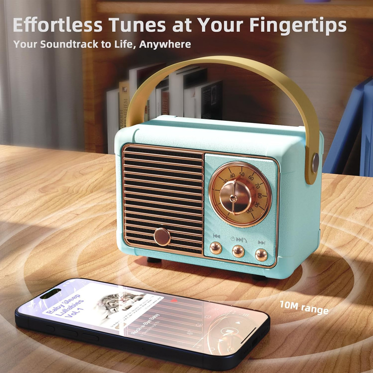 Ein mintgrünes Retro-Radio mit goldenem Griff steht auf einer Holzoberfläche. Ein Telefon mit Musik-App befindet sich davor. Bücher im Hintergrund.