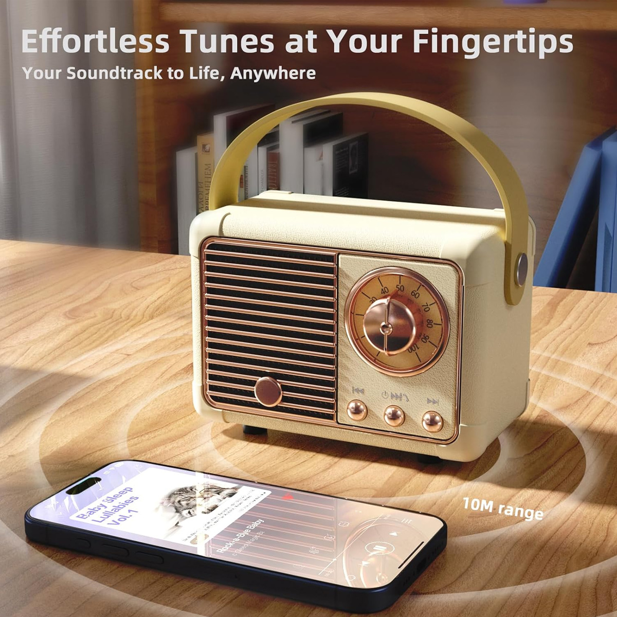 Ein cremefarbenes Radio mit gelbem Griff steht auf Holz, ein Telefon spielt Musik. Bücher sind im Hintergrund.
