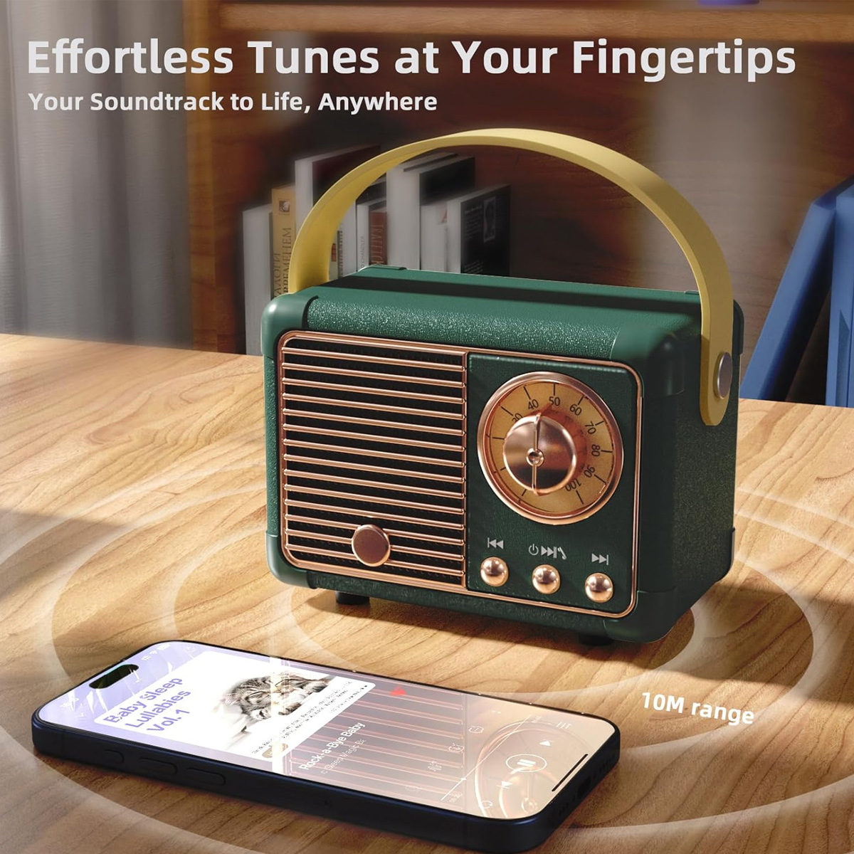 Ein grünes Vintage-Radio mit gelbem Griff steht auf einer Holzoberfläche. Ein Telefon zeigt ein Lullaby-Albumcover.
