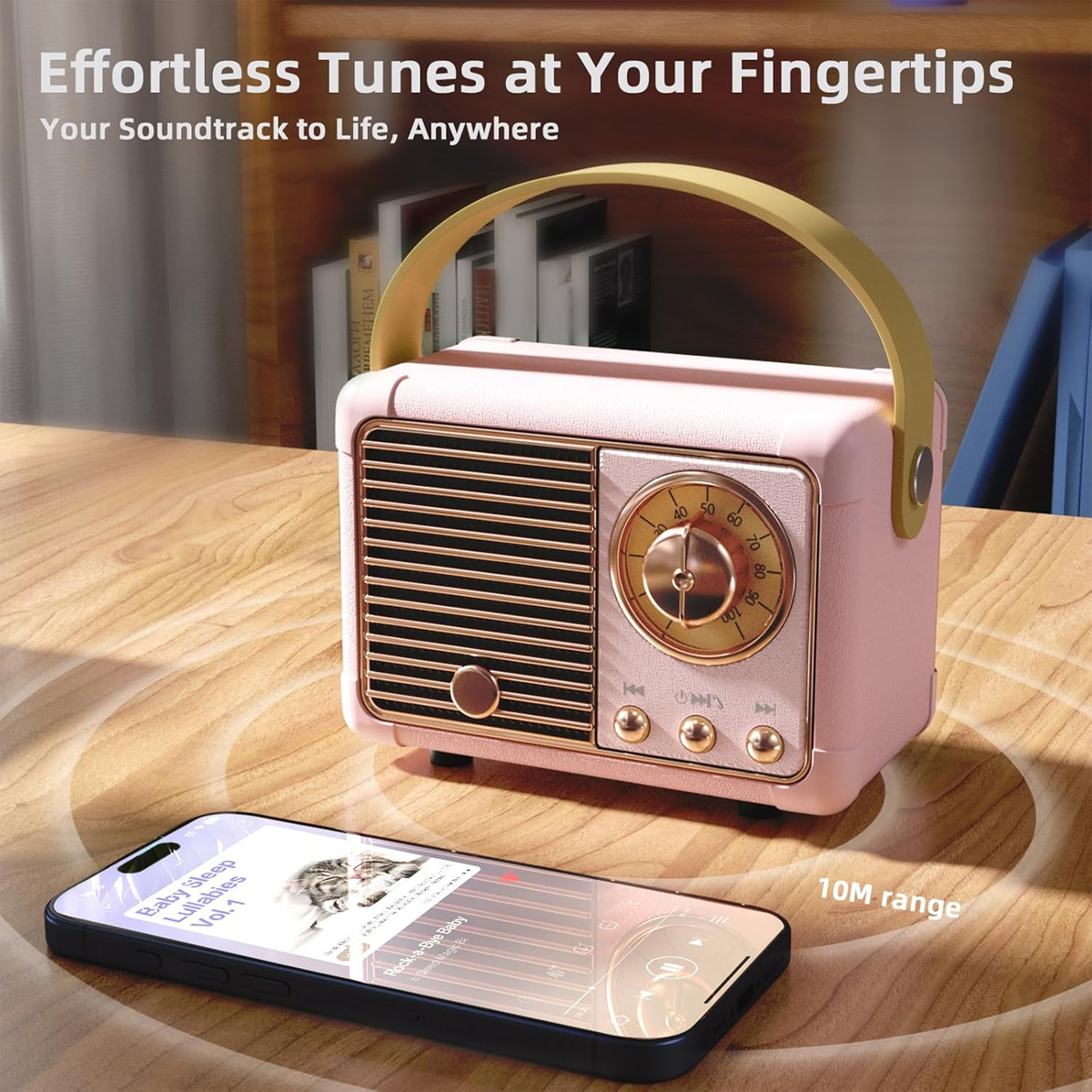 Ein rosa Retro-Radio mit goldenem Griff und Zifferblatt steht auf einem Holztisch neben einem Smartphone mit einer Schlaflieder-Playlist.