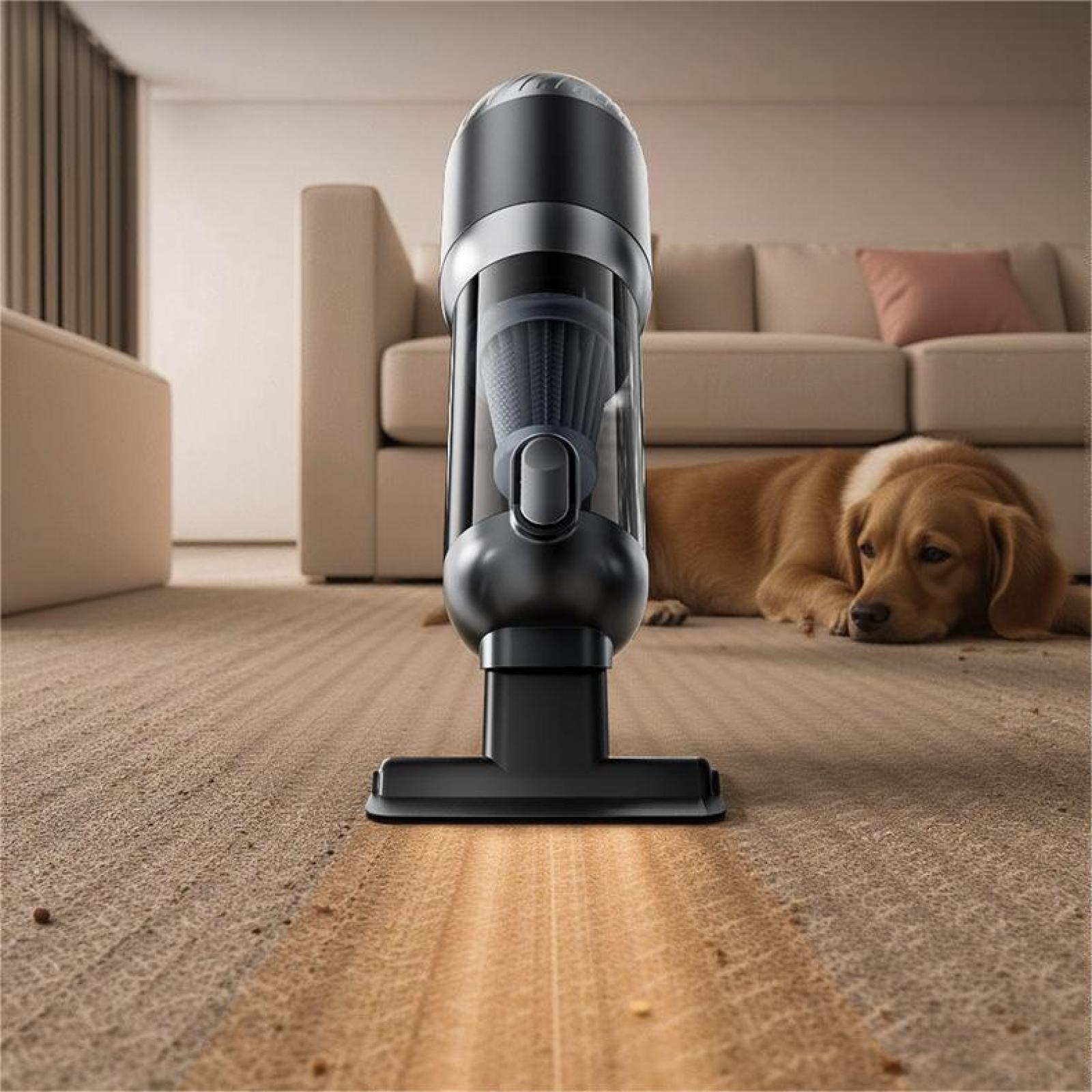 Ein schwarzer Staubsauger reinigt einen braunen Teppich. Ein Hund liegt auf dem Teppich neben einem beigen Sofa.