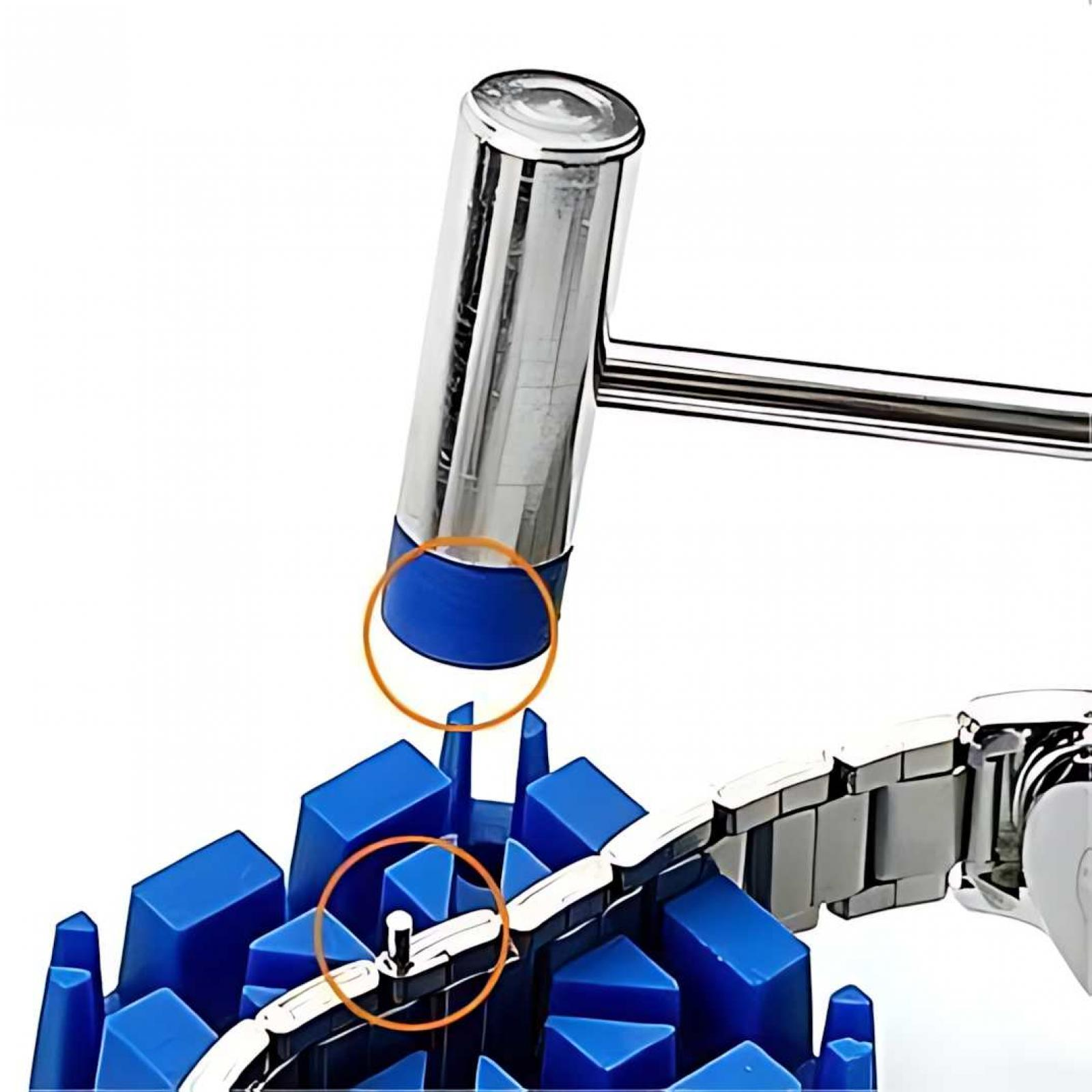 Ein Uhrenreparaturwerkzeug mit einem silbernen Hammer und ein Uhrenarmband auf einem blauen Halter.