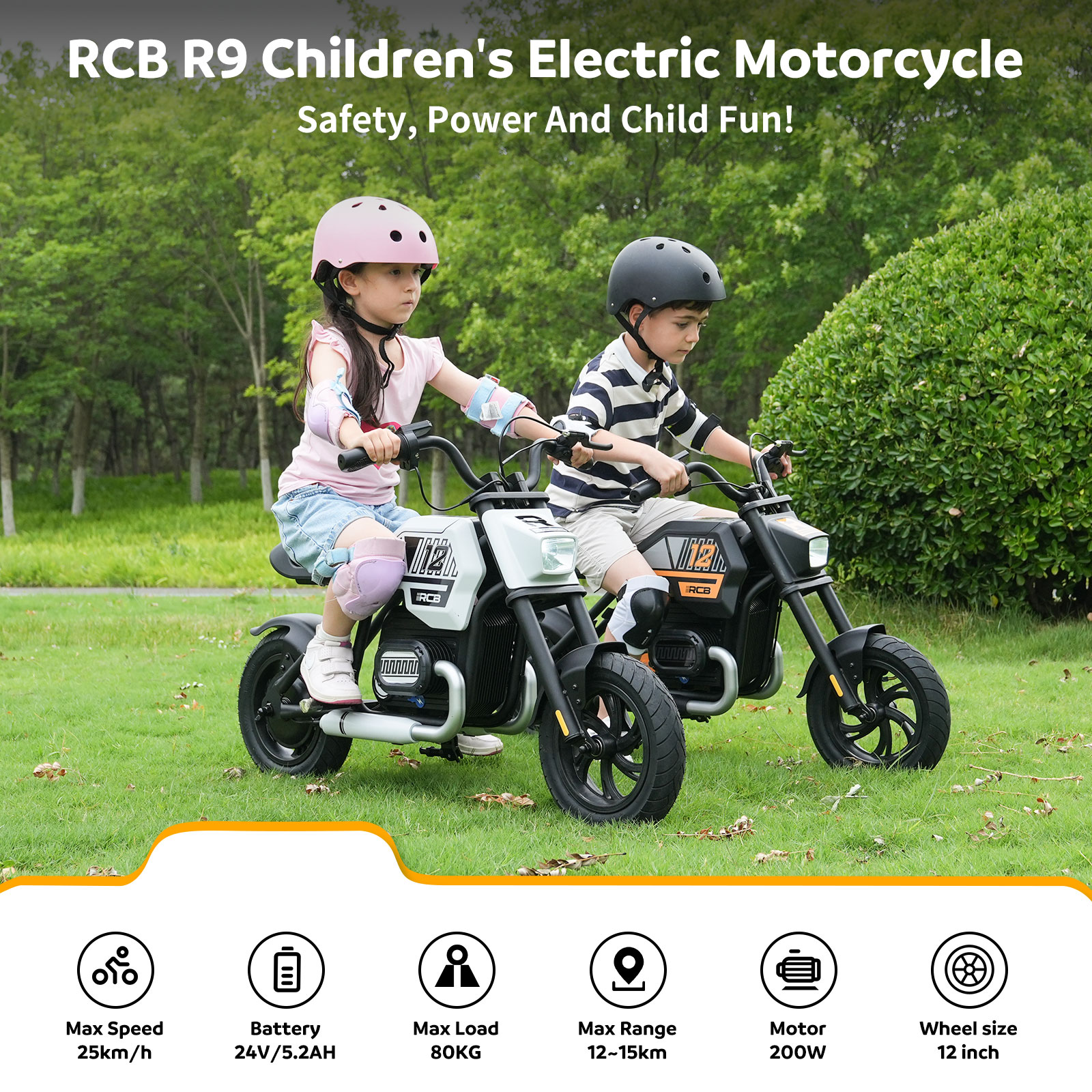 Twee kinderen op elektrische motorfietsen. Een draagt een roze helm, de ander een zwarte. Groen gras en bomen op de achtergrond.