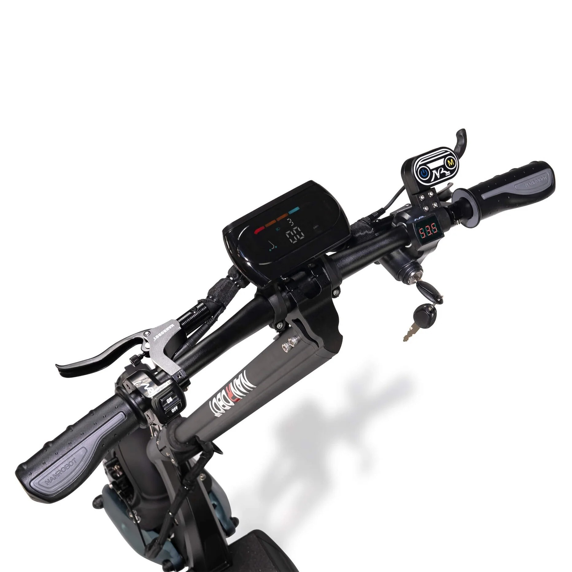 Zbliżenie kierownicy skutera elektrycznego, z wyświetlaczem, kontrolkami i kluczem. Czarno-szary design na białym tle.