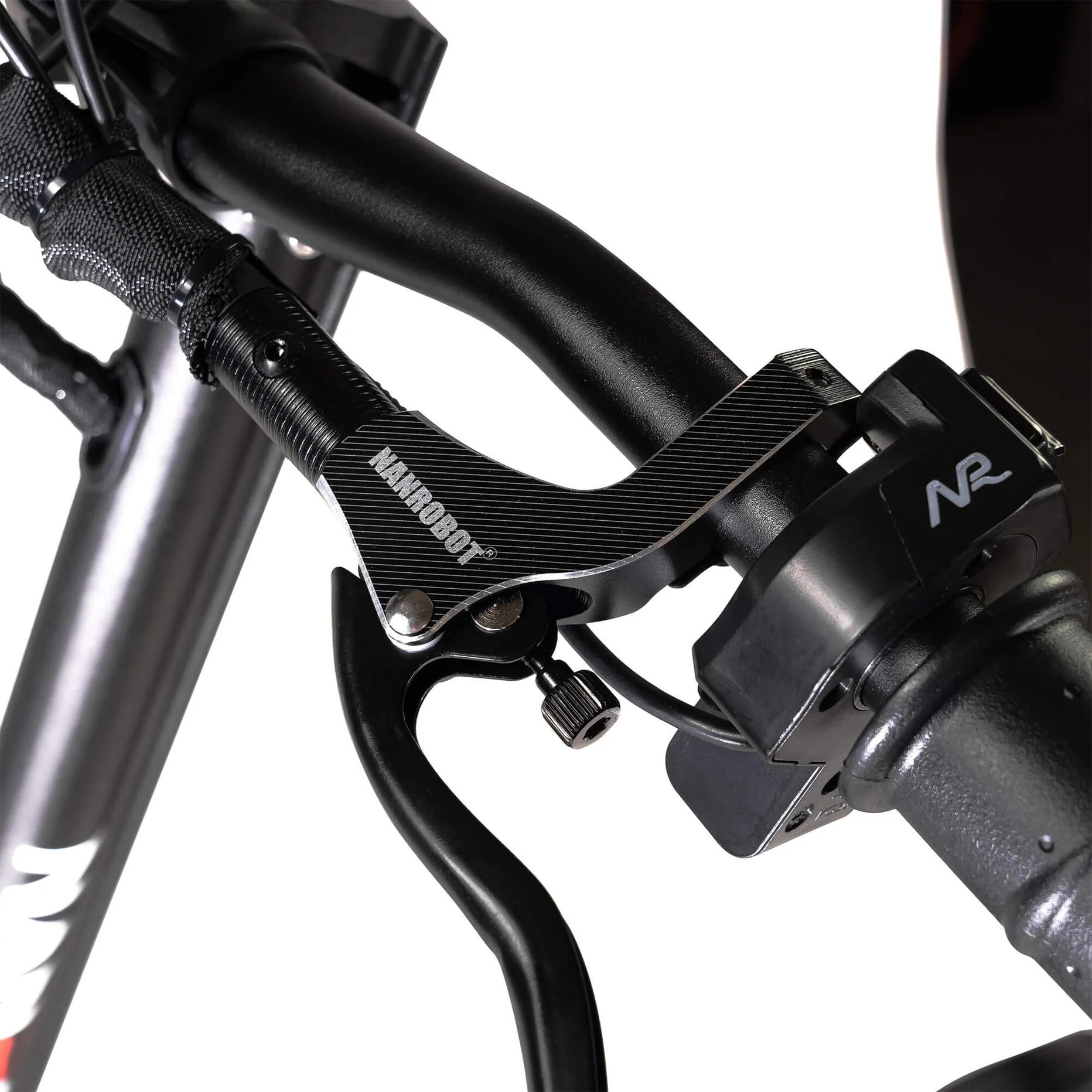 Zbliżenie kierownicy skutera z czarnymi dźwigniami hamulca i logo 'NANROBOT'.