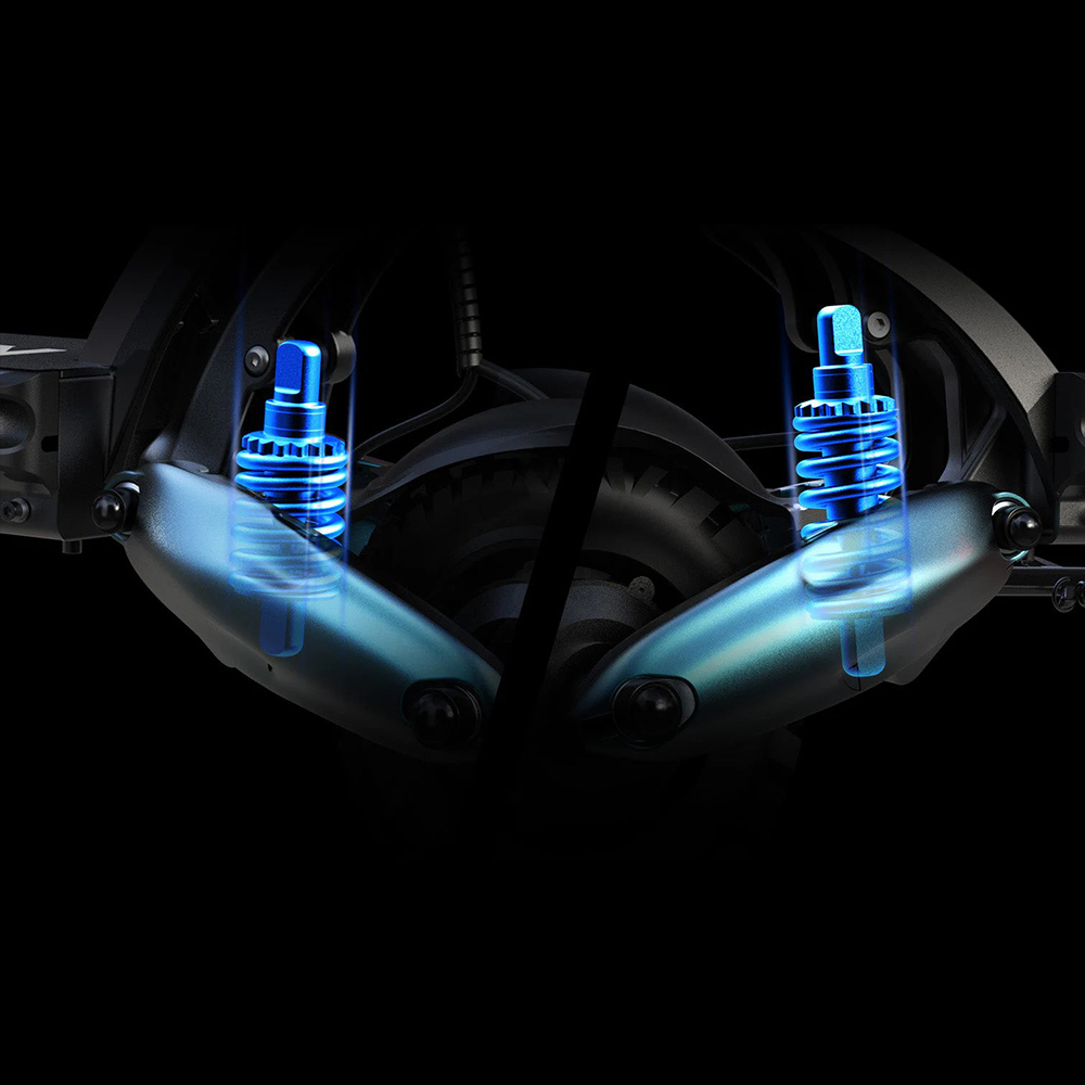 Zbliżenie na system zawieszenia skutera. Dwa niebieskie amortyzatory ze sprężynami są podświetlone na ciemnym tle.