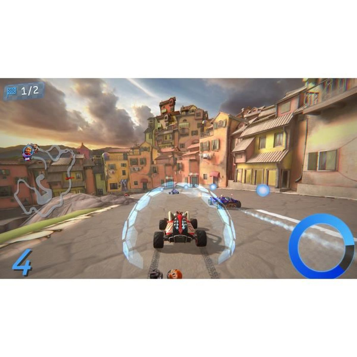 Una scena di gioco di corse. Un kart rosso e nero è in primo piano. Gli edifici costeggiano la strada. Il cielo è nuvoloso.