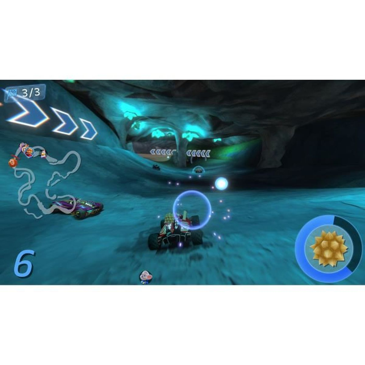 Una scena di gioco di corse. Un kart corre attraverso una grotta blu. Sono visibili una mappa del percorso, un timer e altri elementi dell'interfaccia utente del gioco.