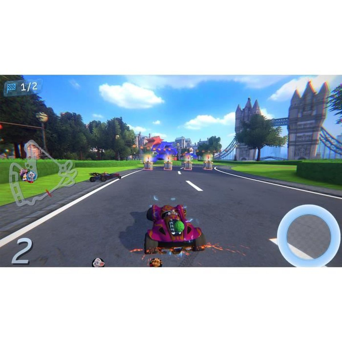 Scena di un gioco di corse. Un kart rosa in pista, verso il Tower Bridge. Il cielo è blu con nuvole.