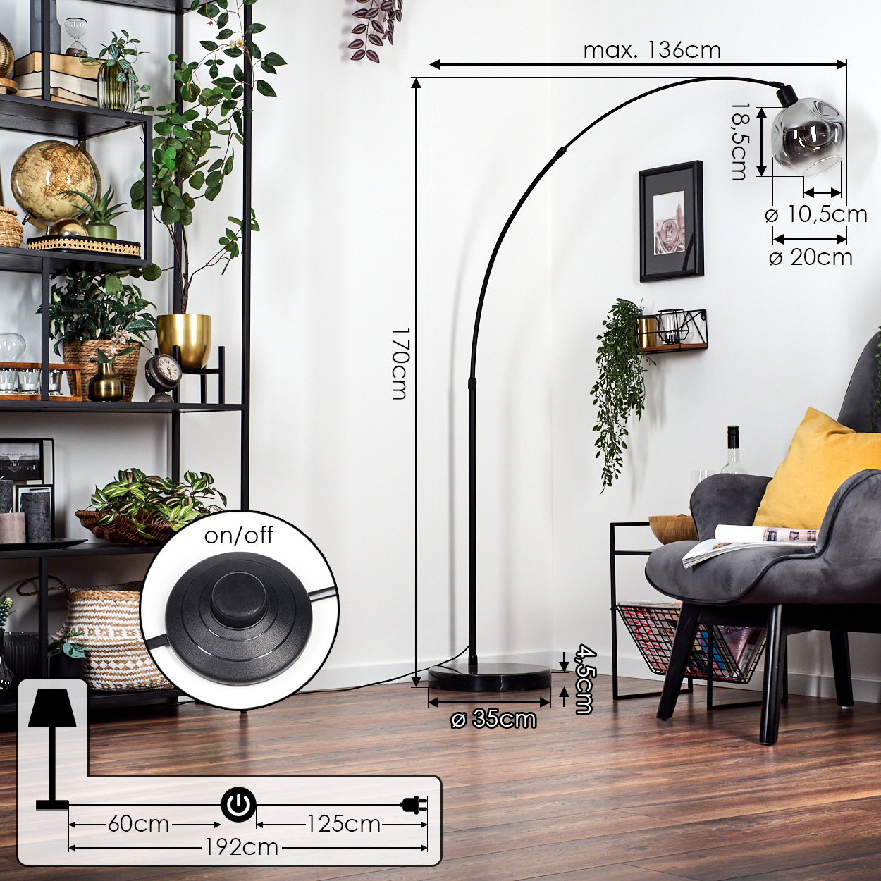Eine schwarze Bogen-Stehlampe mit Glasschirm beleuchtet einen Raum mit Regal, Stuhl und Bücherregal.