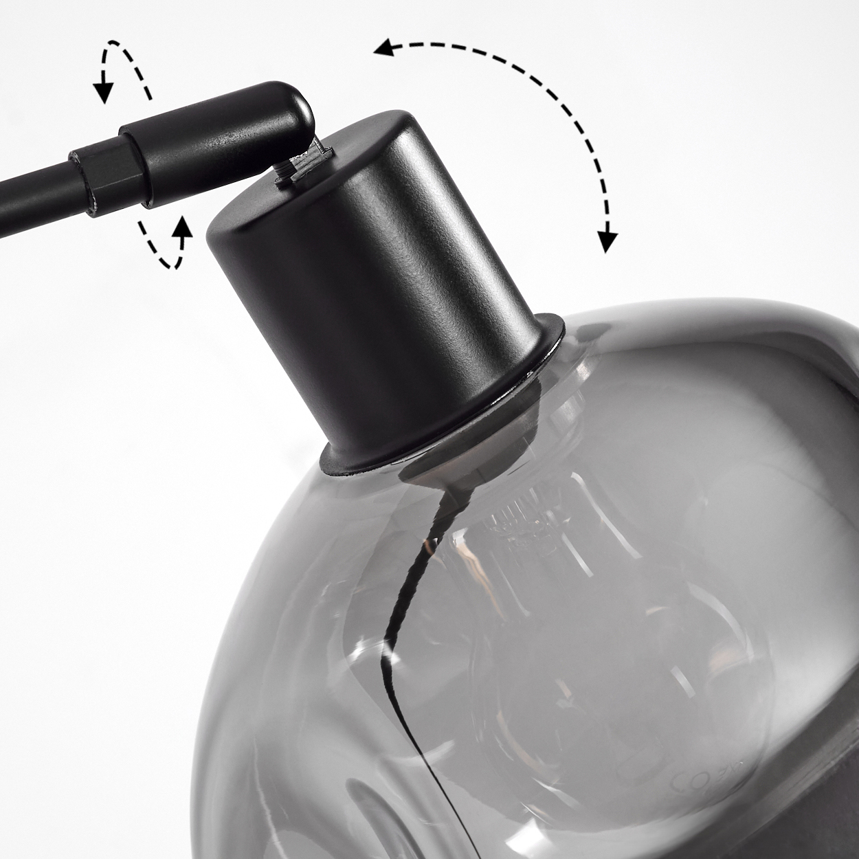 Nahaufnahme einer schwarzen Lampe mit grauem Glasschirm. Pfeile zeigen die verstellbaren Teile. Der Hintergrund ist weiß.