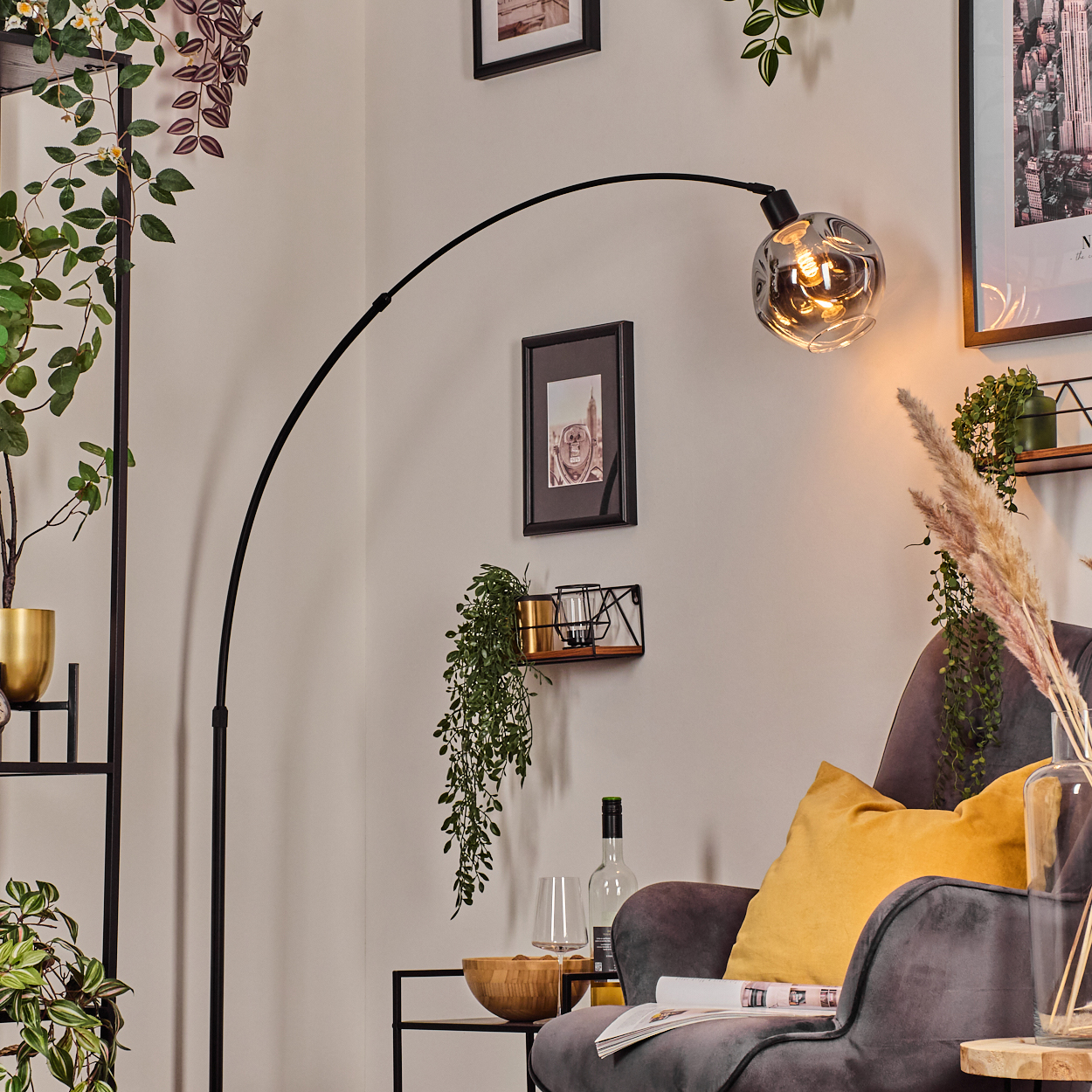 Ein modernes Wohnzimmer mit einer Stehlampe. Es gibt einen grauen Sessel mit einem gelben Kissen und Dekorationen.