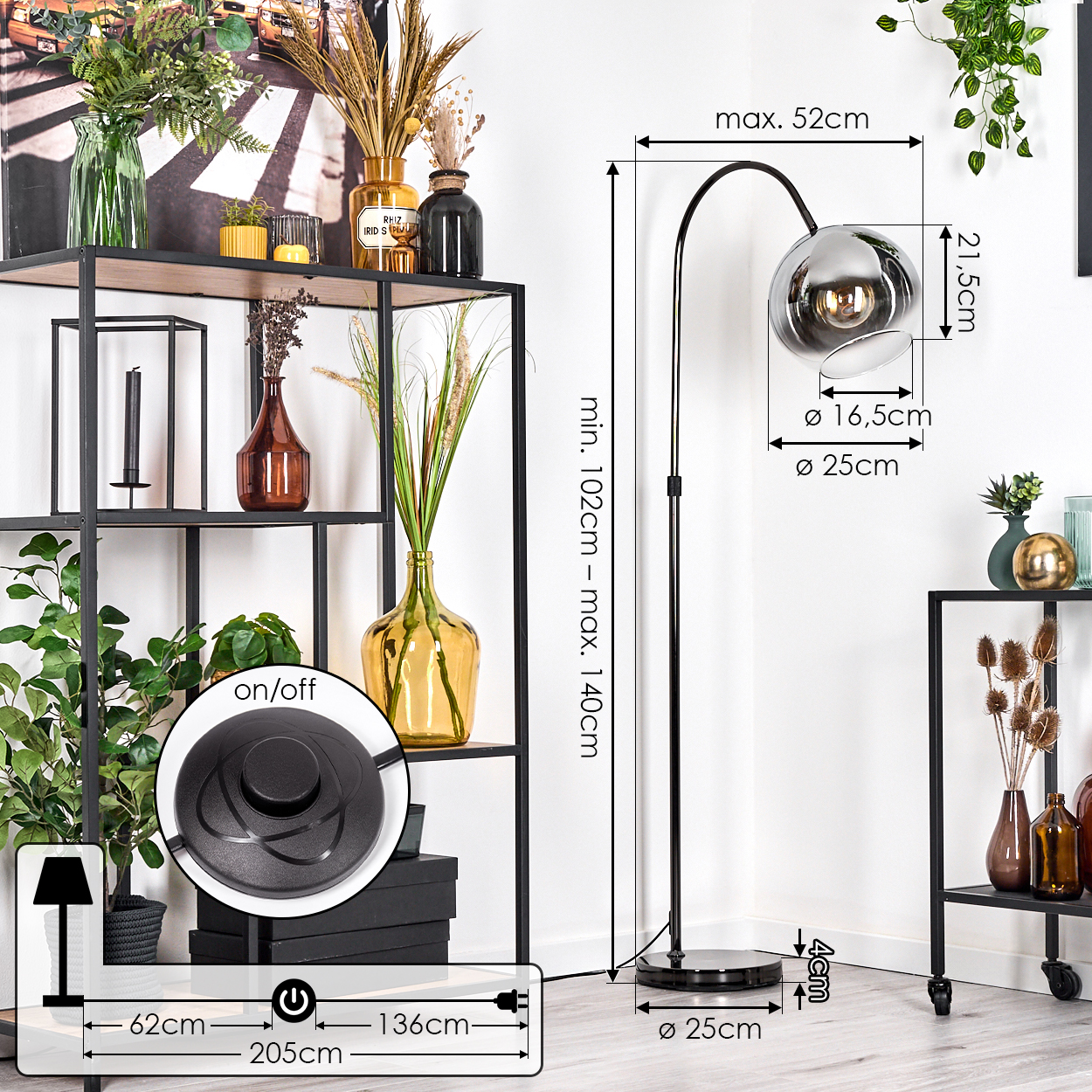 Moderne Stehlampe mit gebogenem Arm und Glaskugel. Schwarz, mit rundem Fuß und Fußschalter.