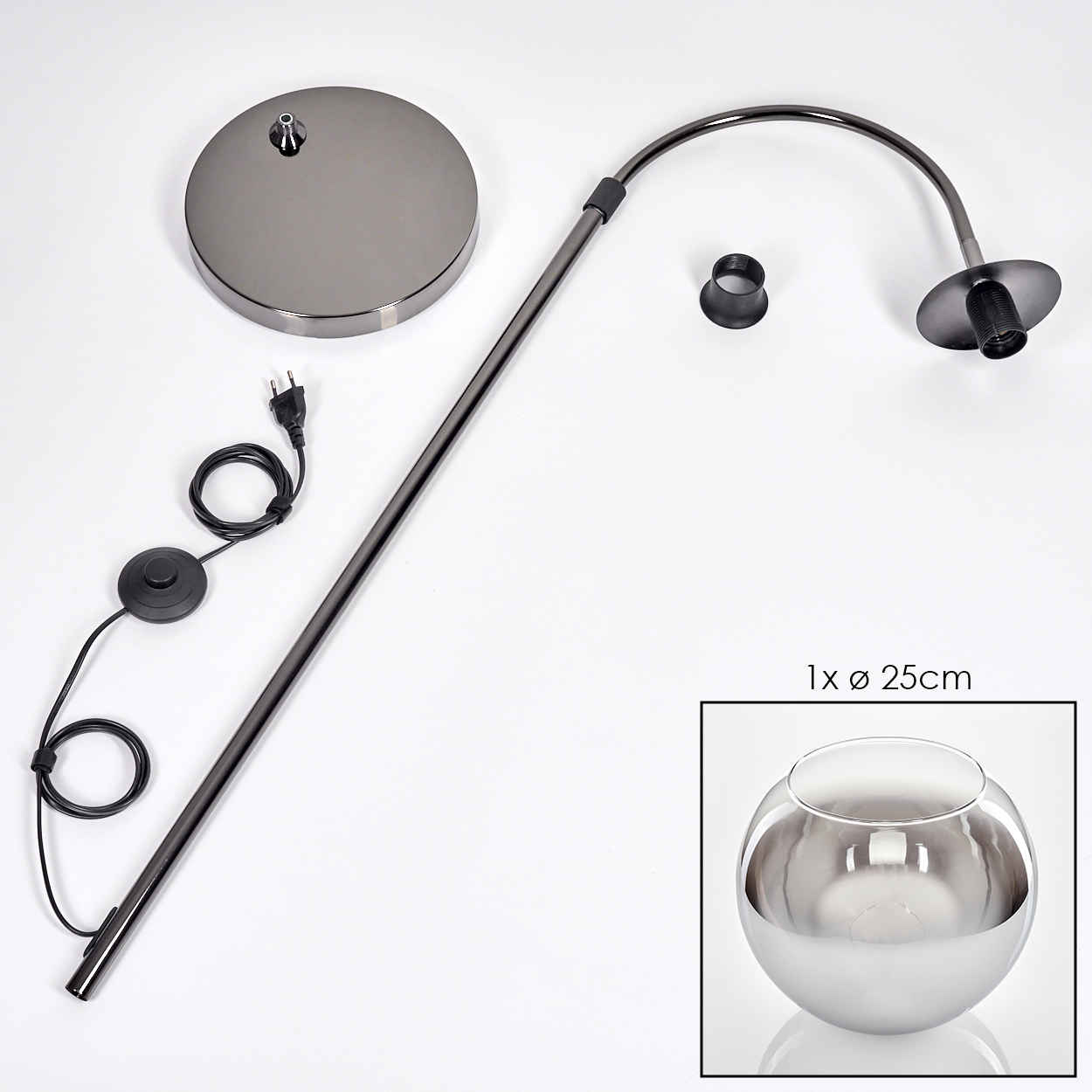 Eine zerlegte schwarze Stehlampe mit Fuß, Stiel und gebogenem Arm, einem separaten Ring und einer kleinen Glasschale.