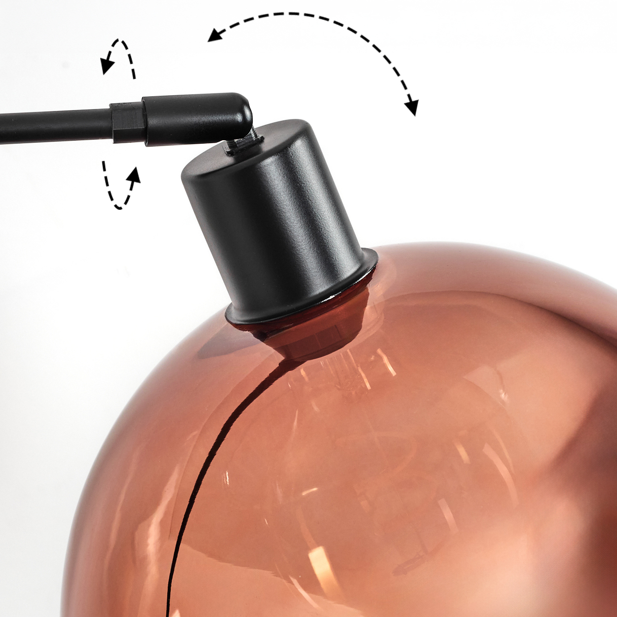 Nahaufnahme einer Lampe. Die Lampe hat eine kupferfarbene Kugel und einen schwarzen, verstellbaren Arm. Pfeile zeigen die Bewegungsrichtung.