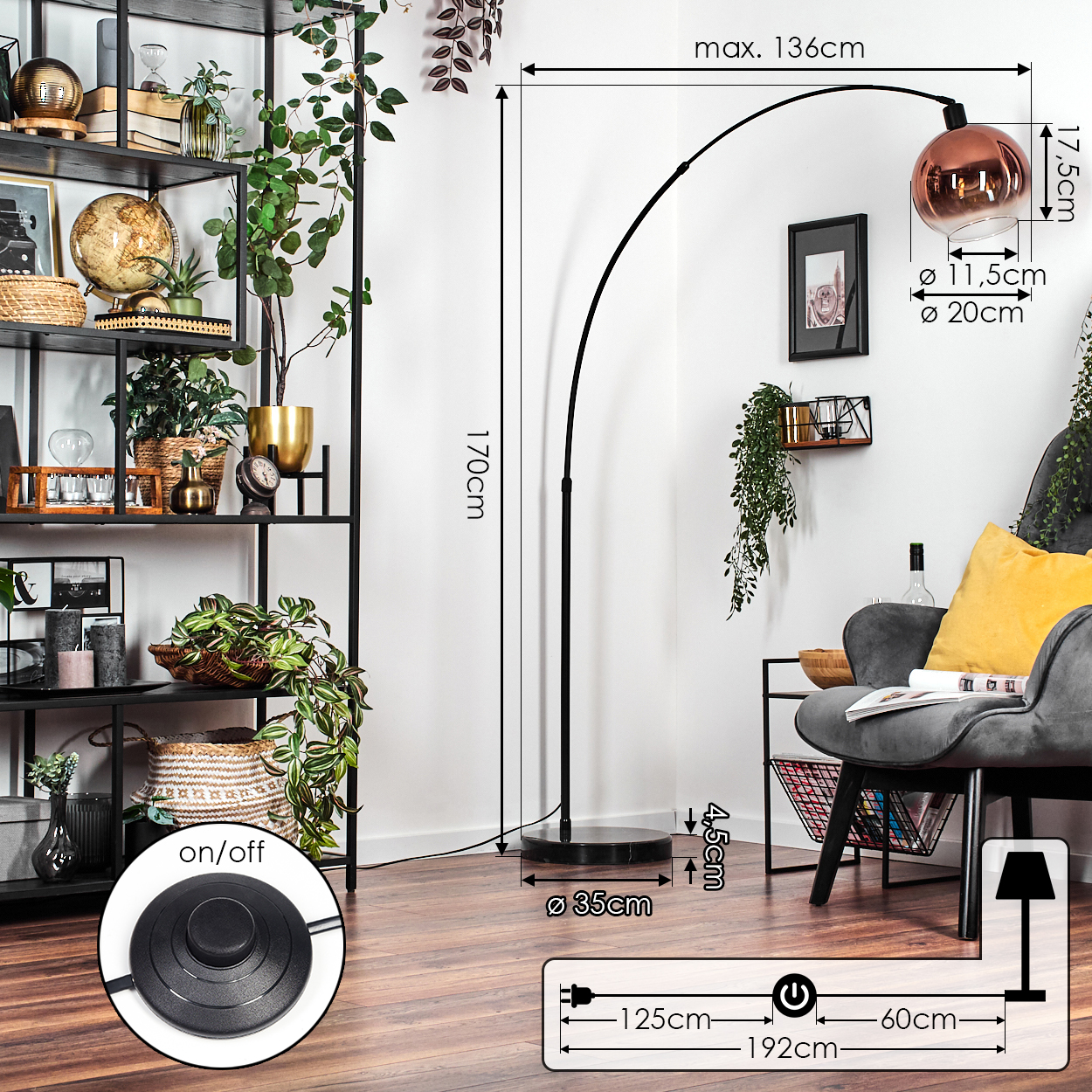 Ein modernes Wohnzimmer mit schwarzer Stehlampe, grauem Sessel und schwarzem Metallregal mit Pflanzen und Dekoration.