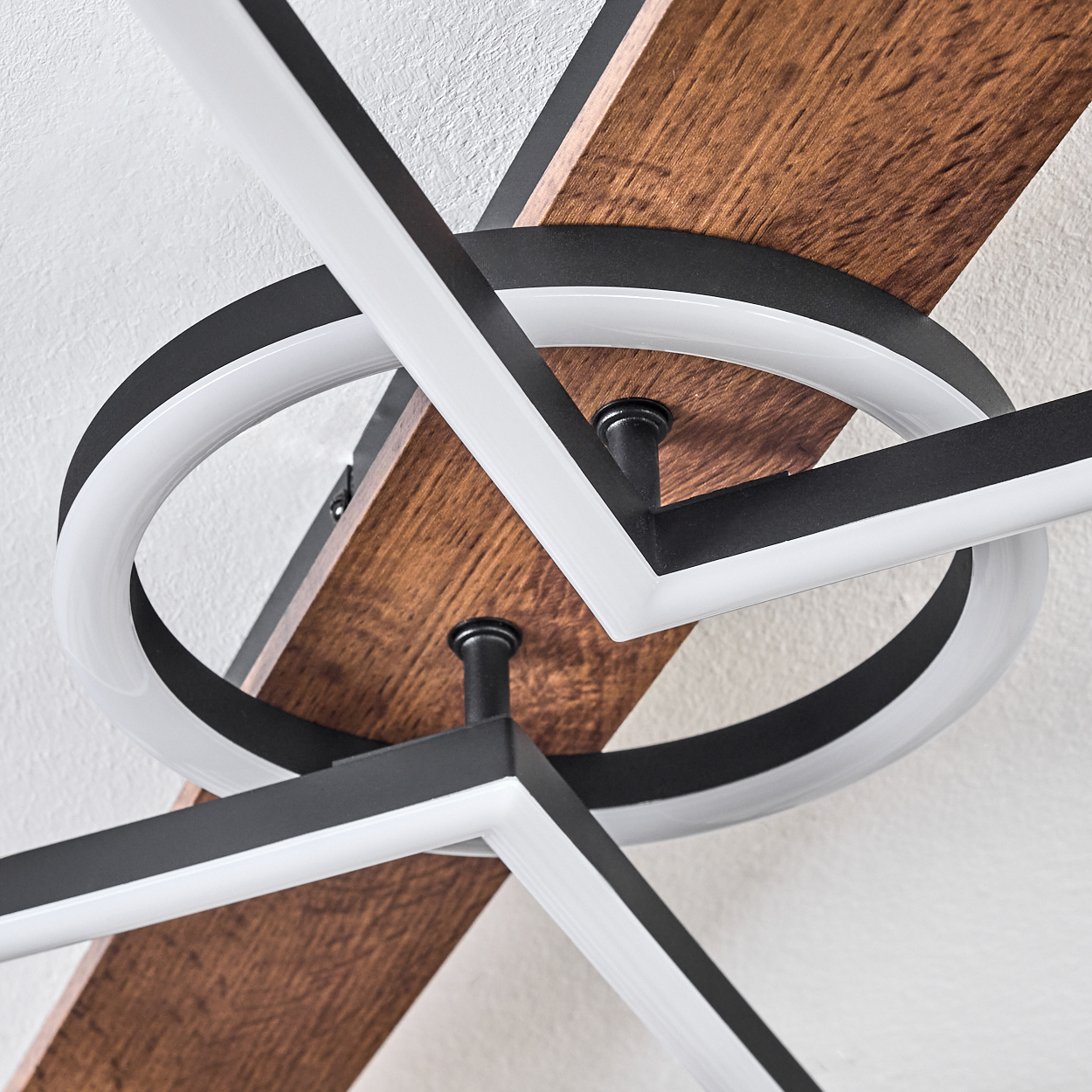 Moderne Deckenleuchte. Sie hat Holzbalken und geometrische Formen mit weißen und schwarzen Akzenten. Der Hintergrund ist weiß.