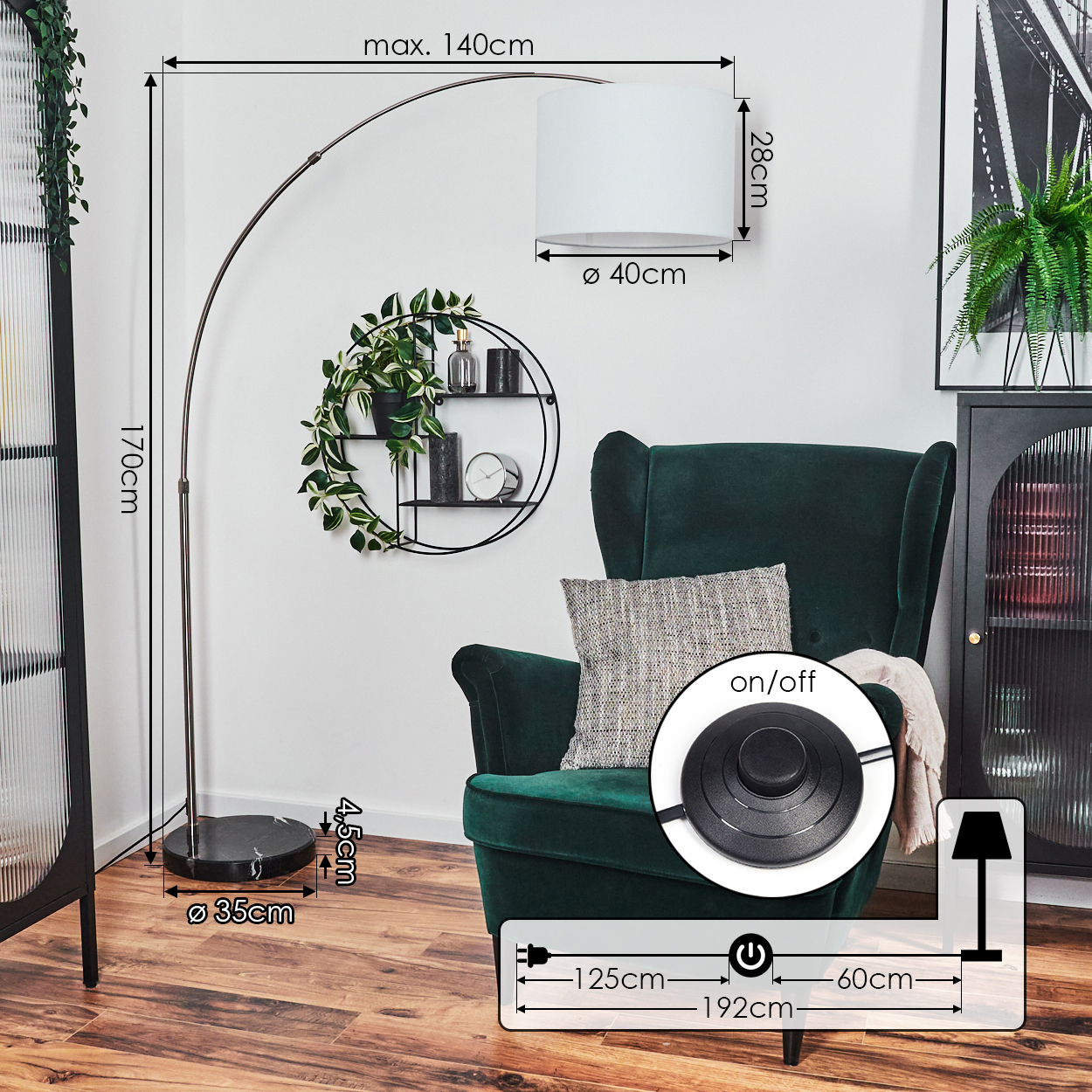 Ein modernes Wohnzimmer mit grünem Sessel, Stehlampe und dekorativem Regal. Ein Fußschalter befindet sich auf dem Boden, ein/aus.