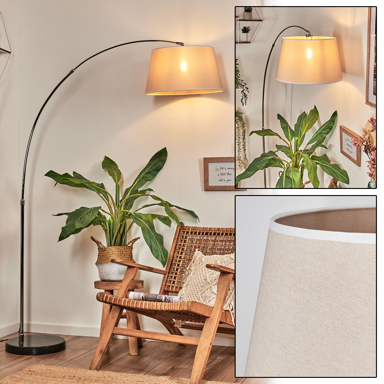 Ein modernes Wohnzimmer mit Stehlampe, Korbstuhl und Topfpflanzen. Die Lampe hat einen beigefarbenen Schirm. Die Wand ist weiß.