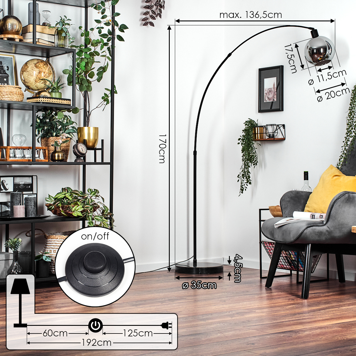 Eine moderne Stehlampe mit gebogenem schwarzem Schaft. Sie hat einen runden Fuß und einen kugelförmigen Lampenschirm. Der Hintergrund zeigt ein Zimmer.