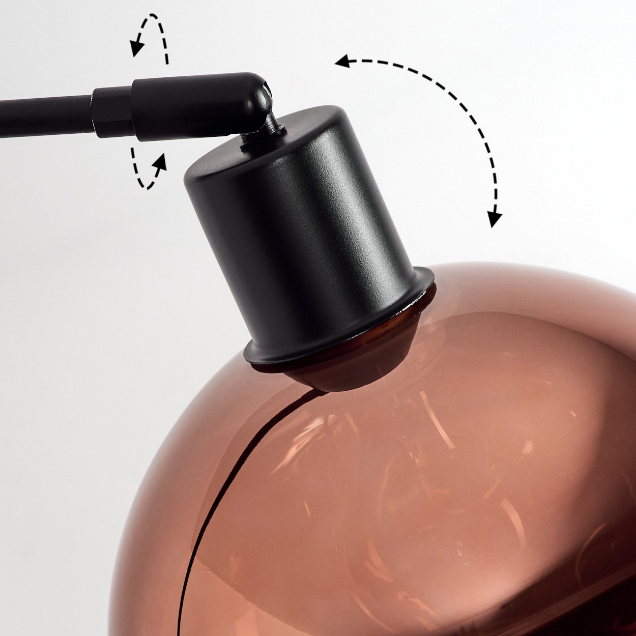 Nahaufnahme einer kupferfarbenen Lampe mit schwarzem, verstellbarem Arm und Kopf vor weißem Hintergrund.